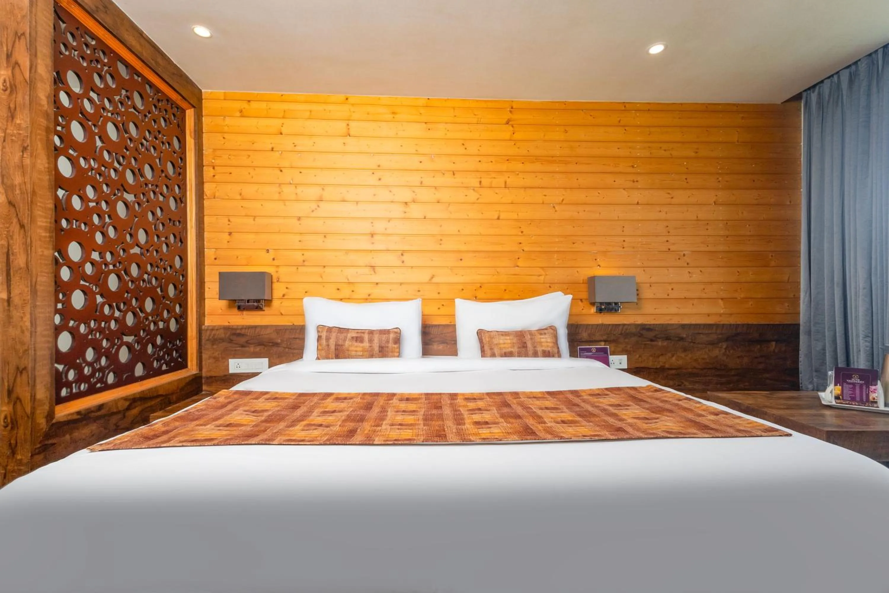 Bed in Yashshree Sanderling Mall Road