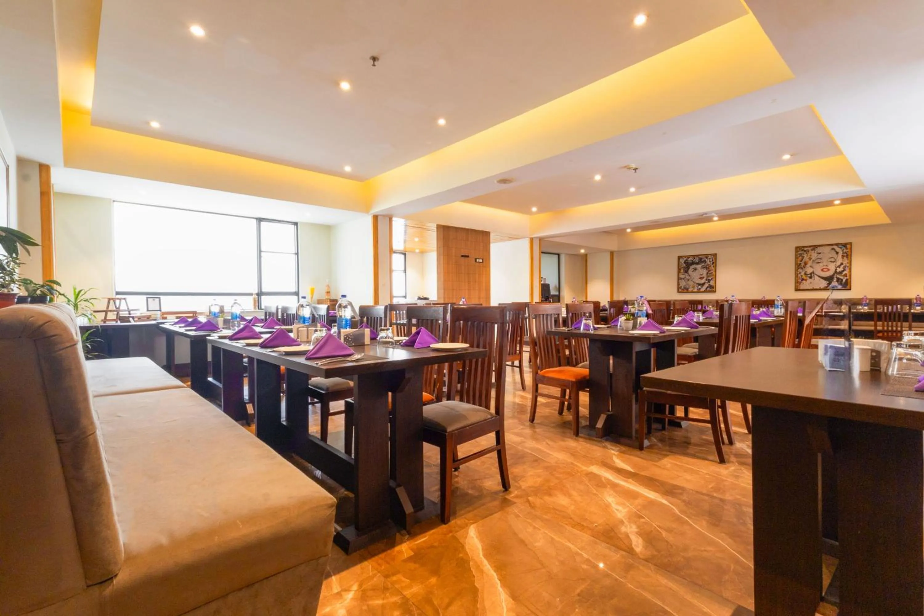 Restaurant/places to eat in Yashshree Sanderling Mall Road