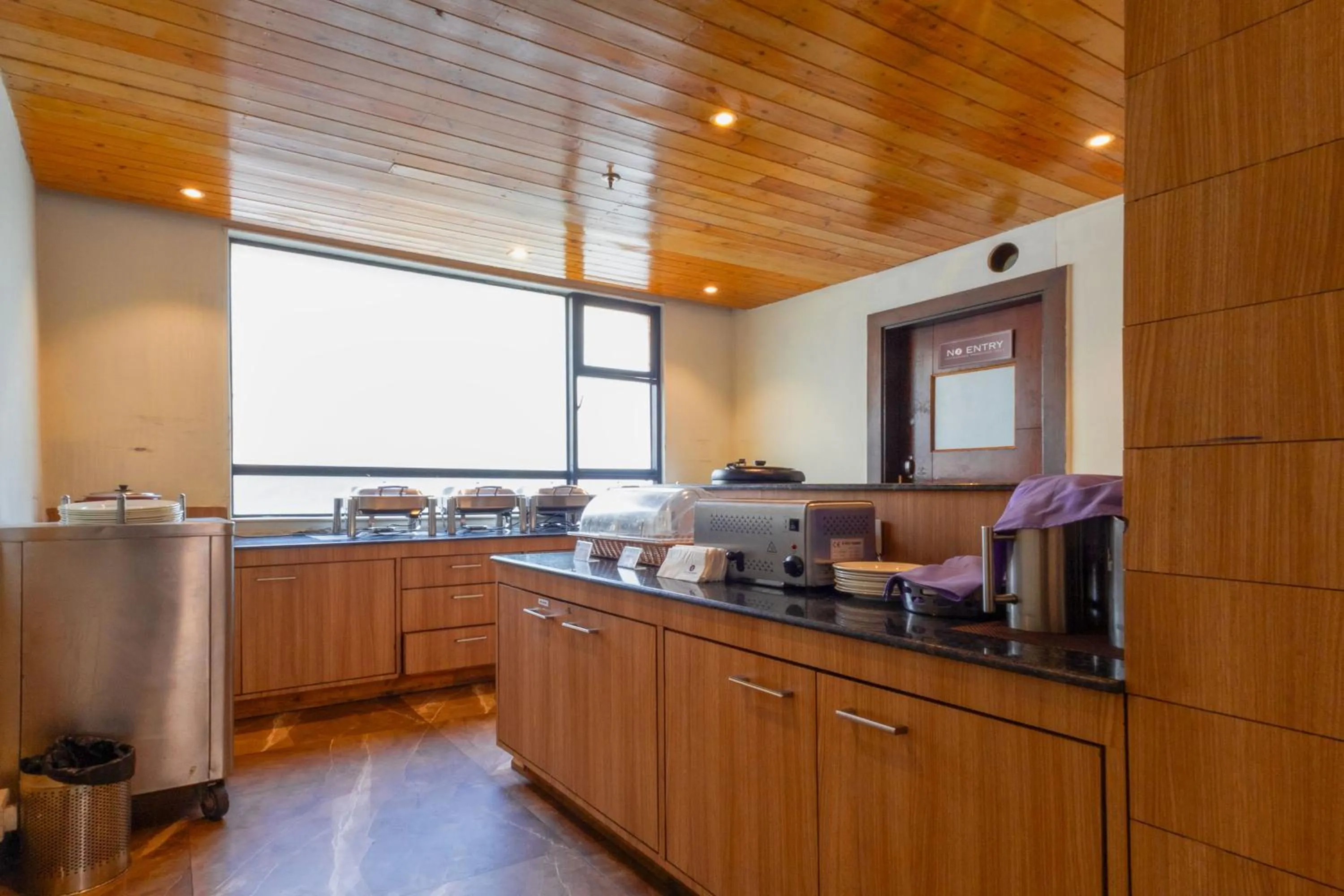 Restaurant/places to eat in Yashshree Sanderling Mall Road