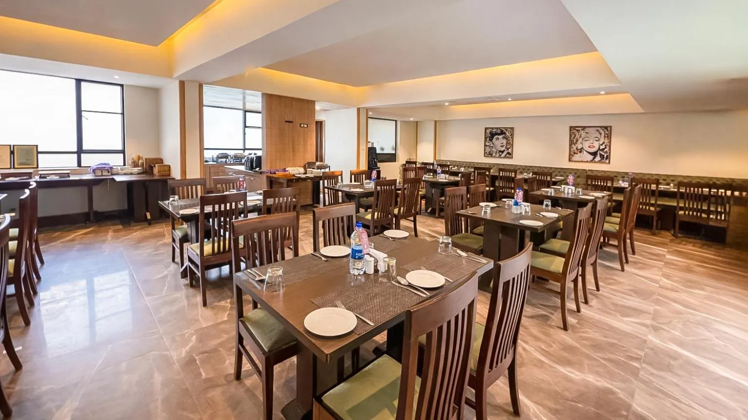 Restaurant/places to eat in Yashshree Sanderling Mall Road