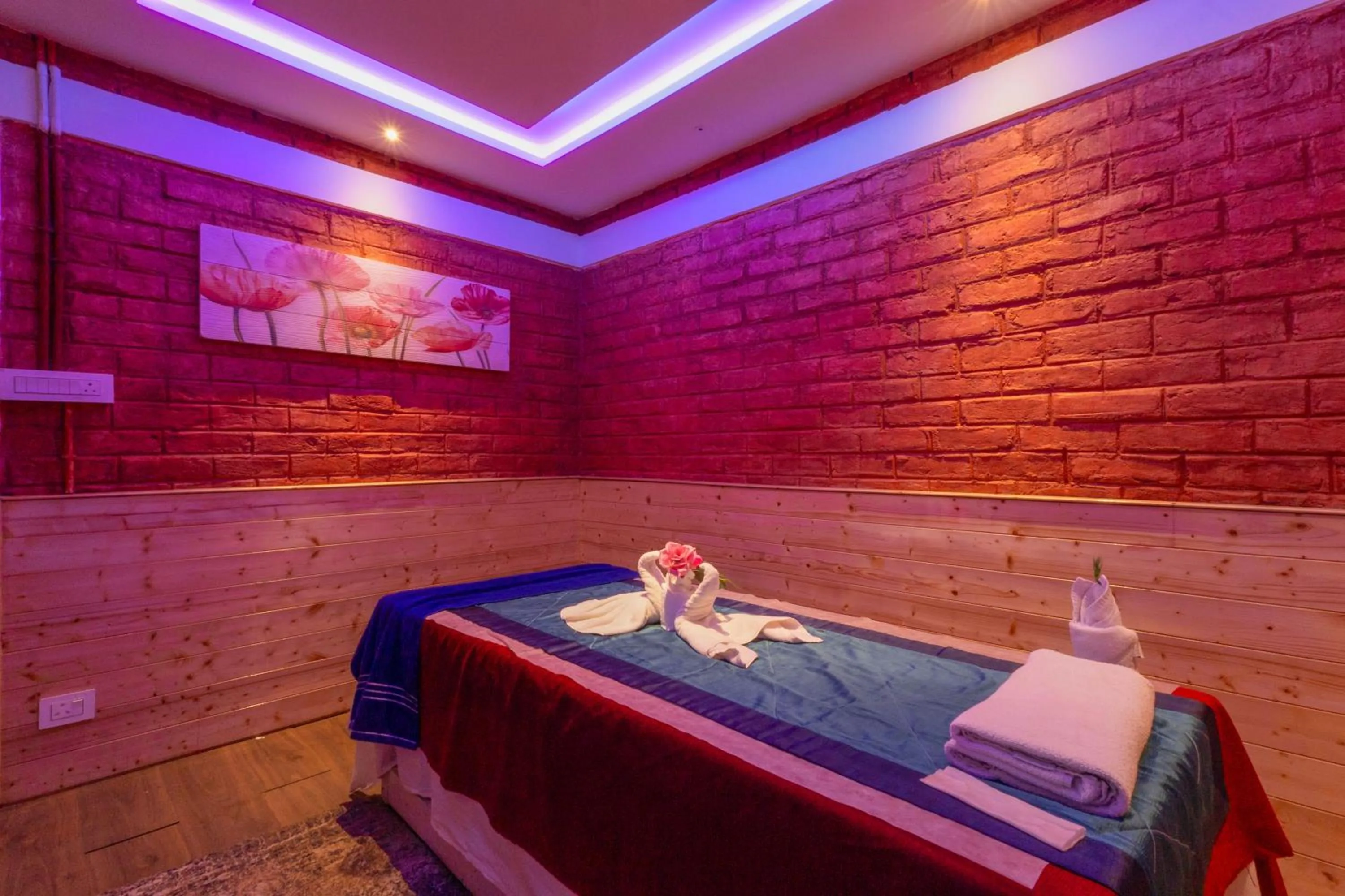 Spa and wellness centre/facilities in Yashshree Sanderling Mall Road