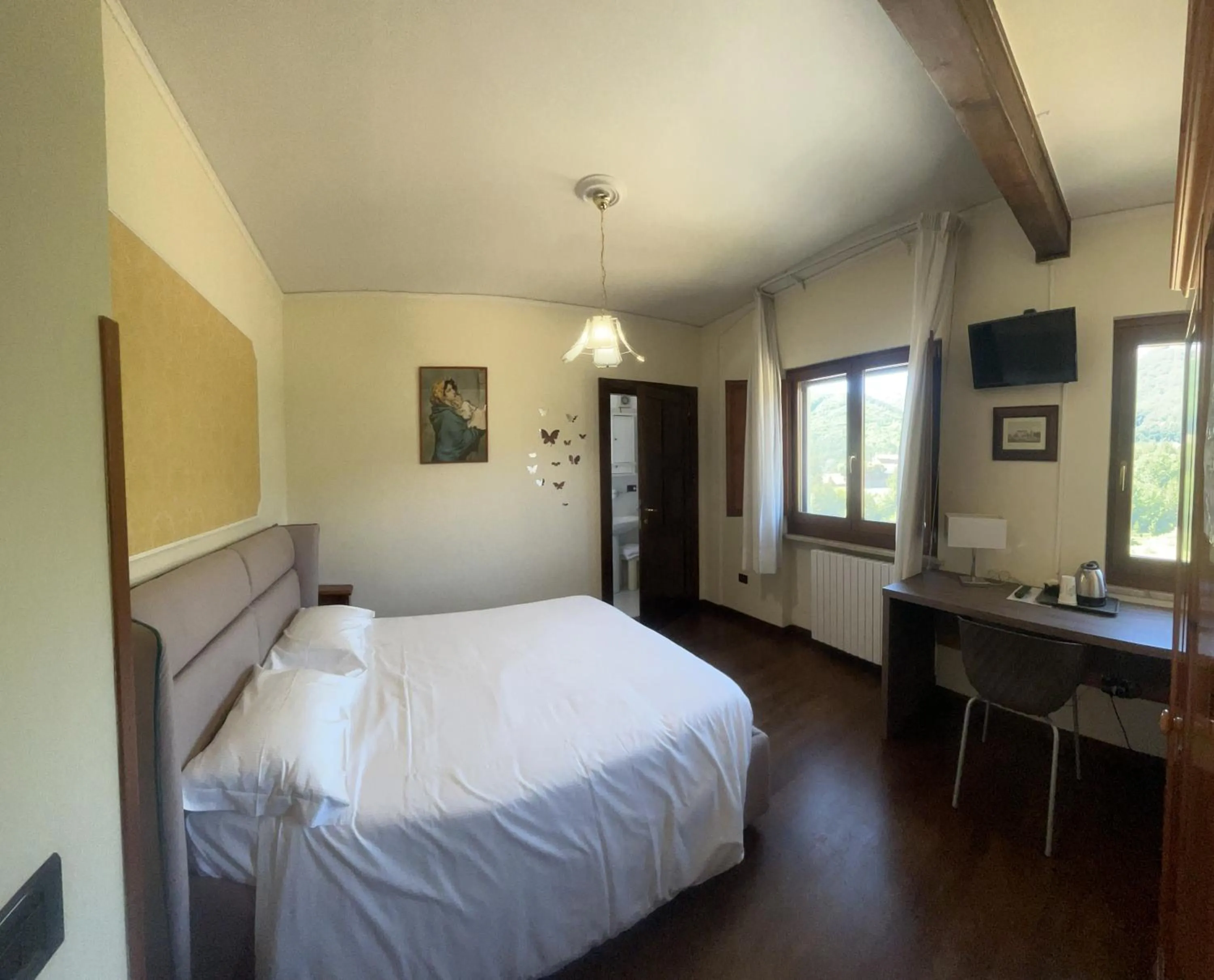 Bathroom, Bed in La Capannina