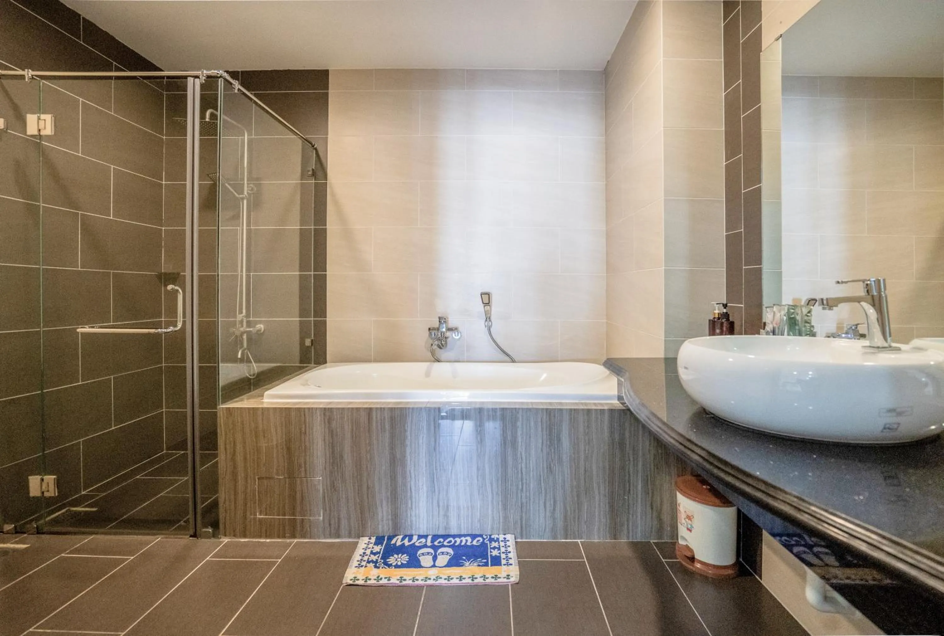 Bath in C'Lavie Hotel - Saigon Airport Hotel