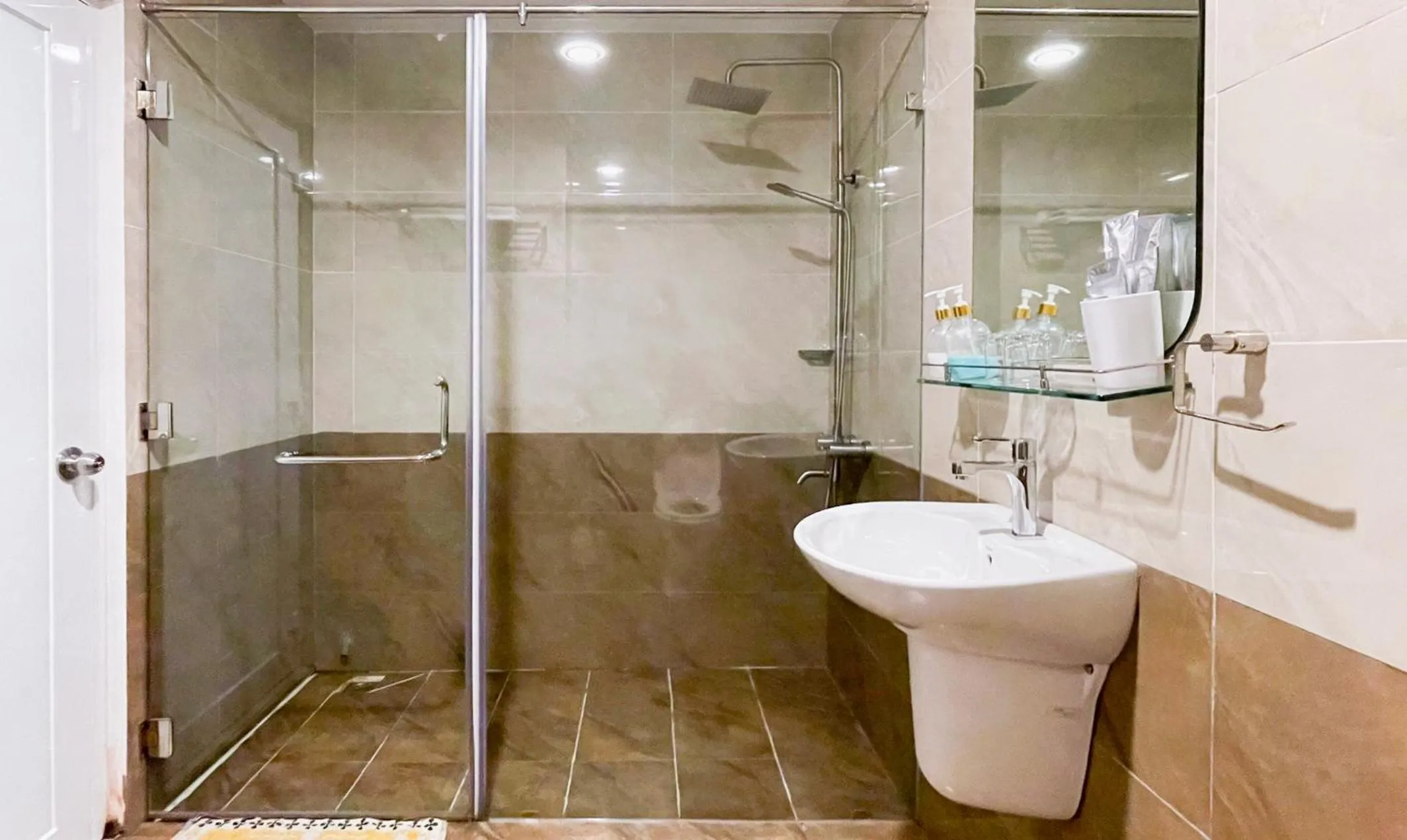 Shower in C'Lavie Hotel - Saigon Airport Hotel