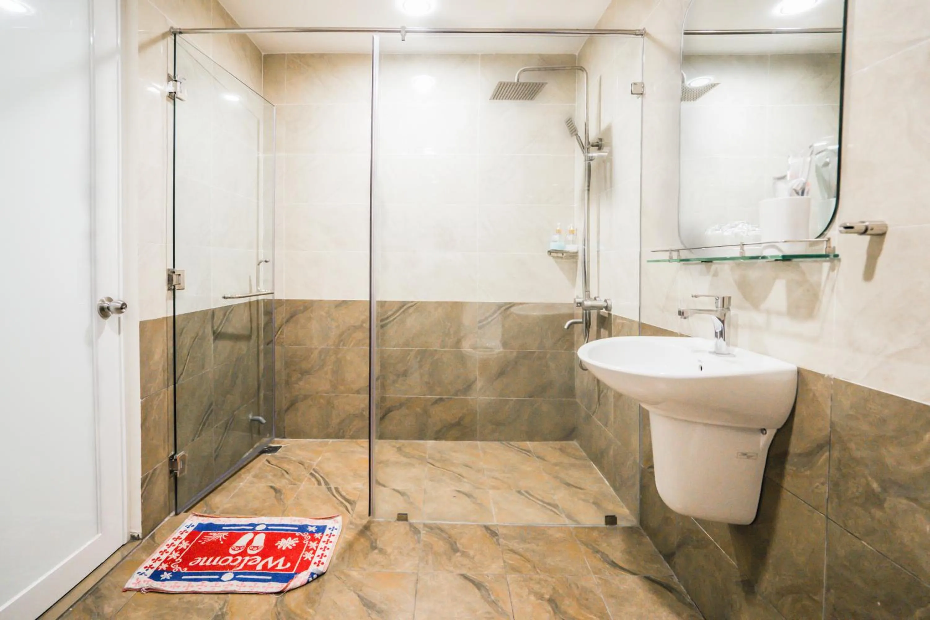 Shower in C'Lavie Hotel - Saigon Airport Hotel
