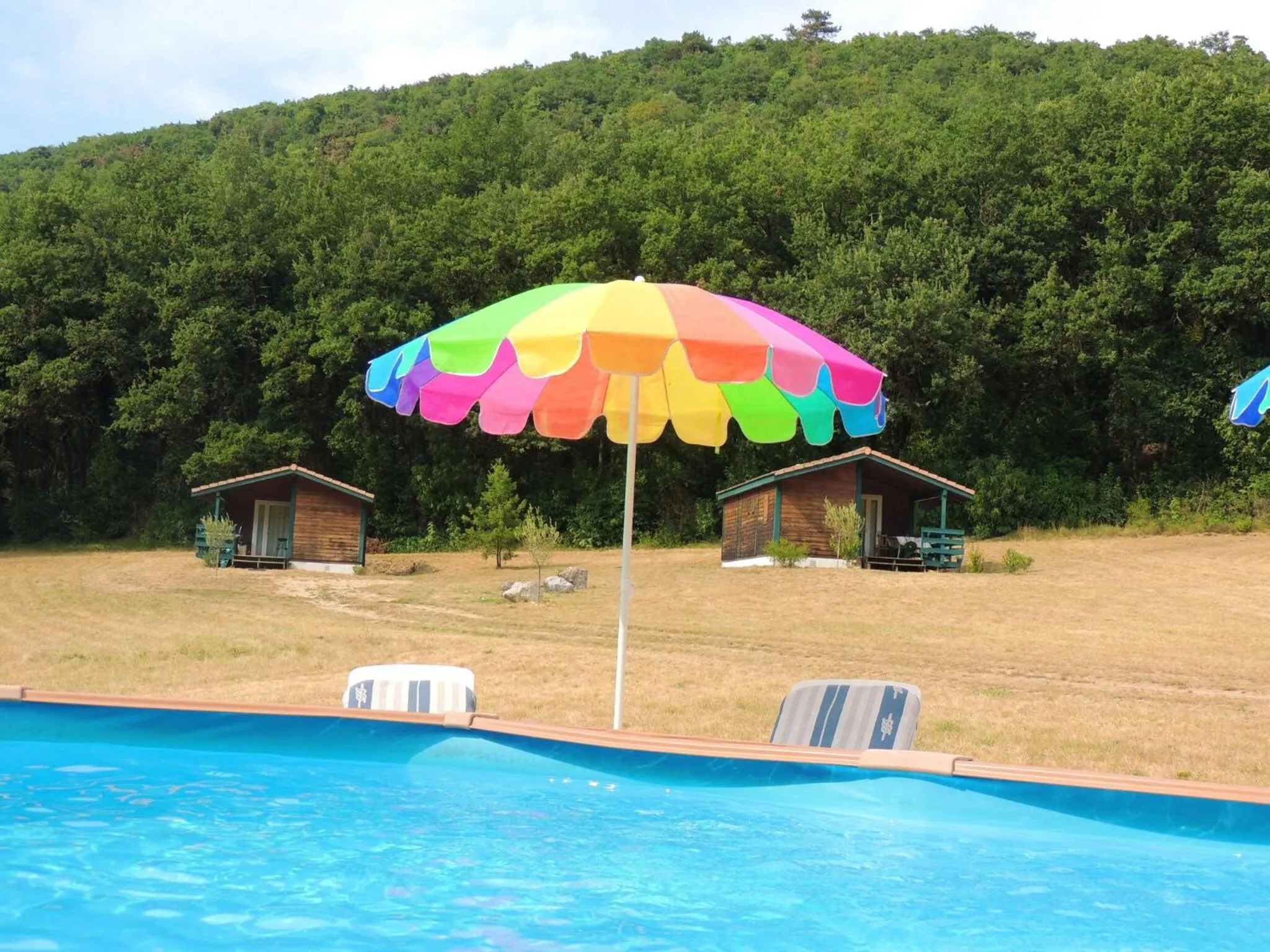 Chalet confortable aux Tourettes avec piscine partagée