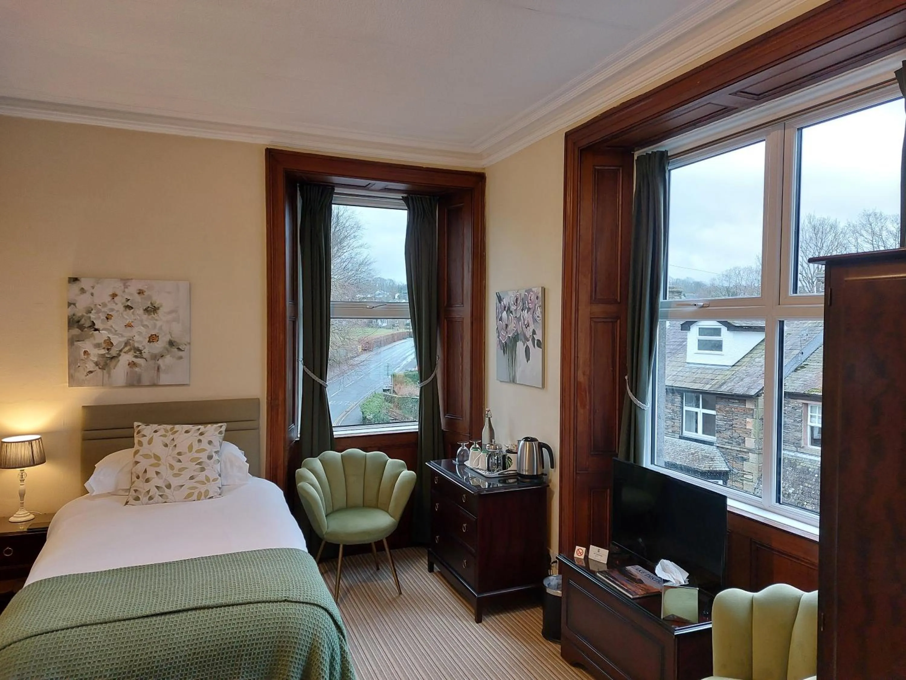 Photo of the whole room, Bed in 1 Park Road