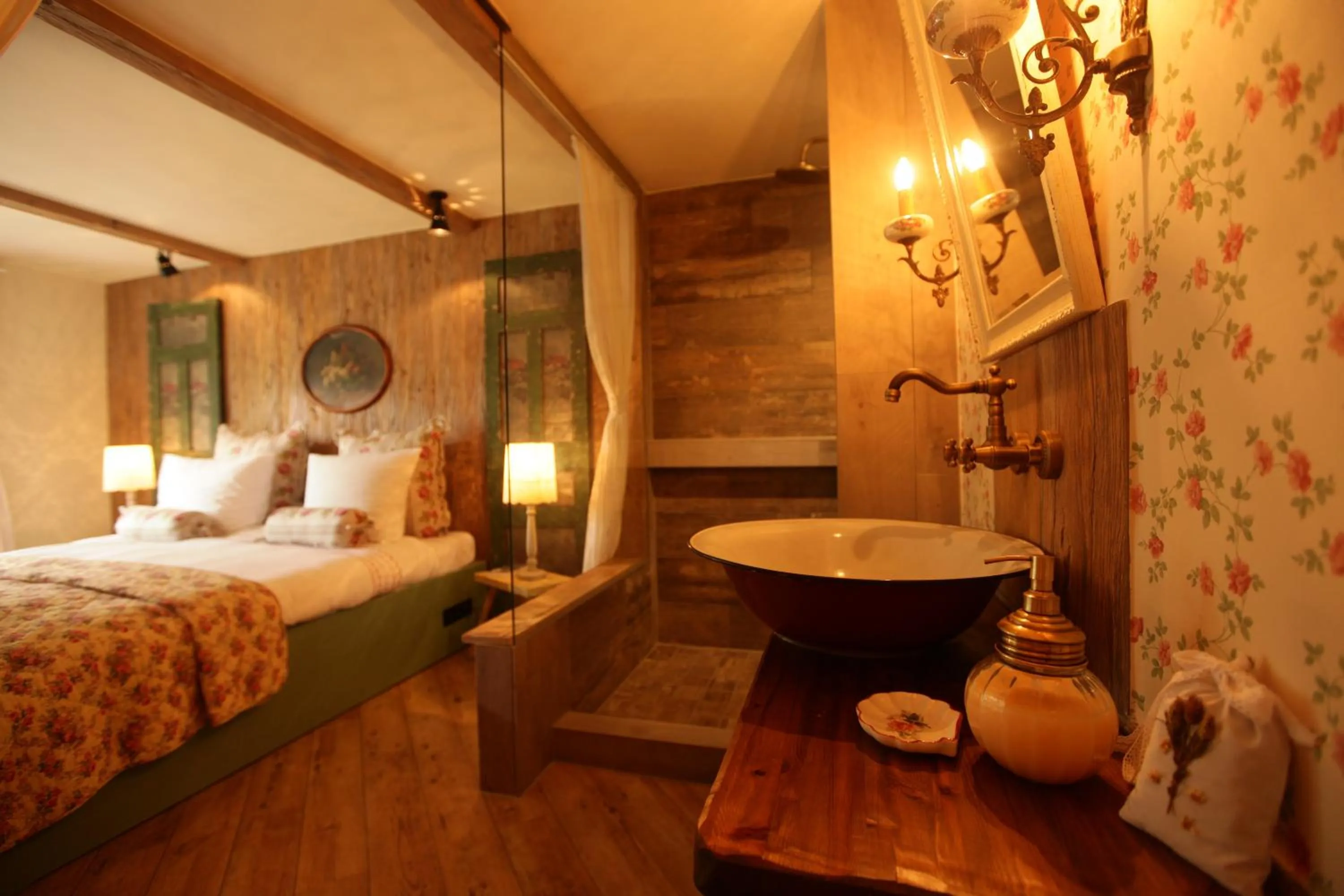 Bathroom, Bed in Weißt Du noch - Gästehäuser & Suiten