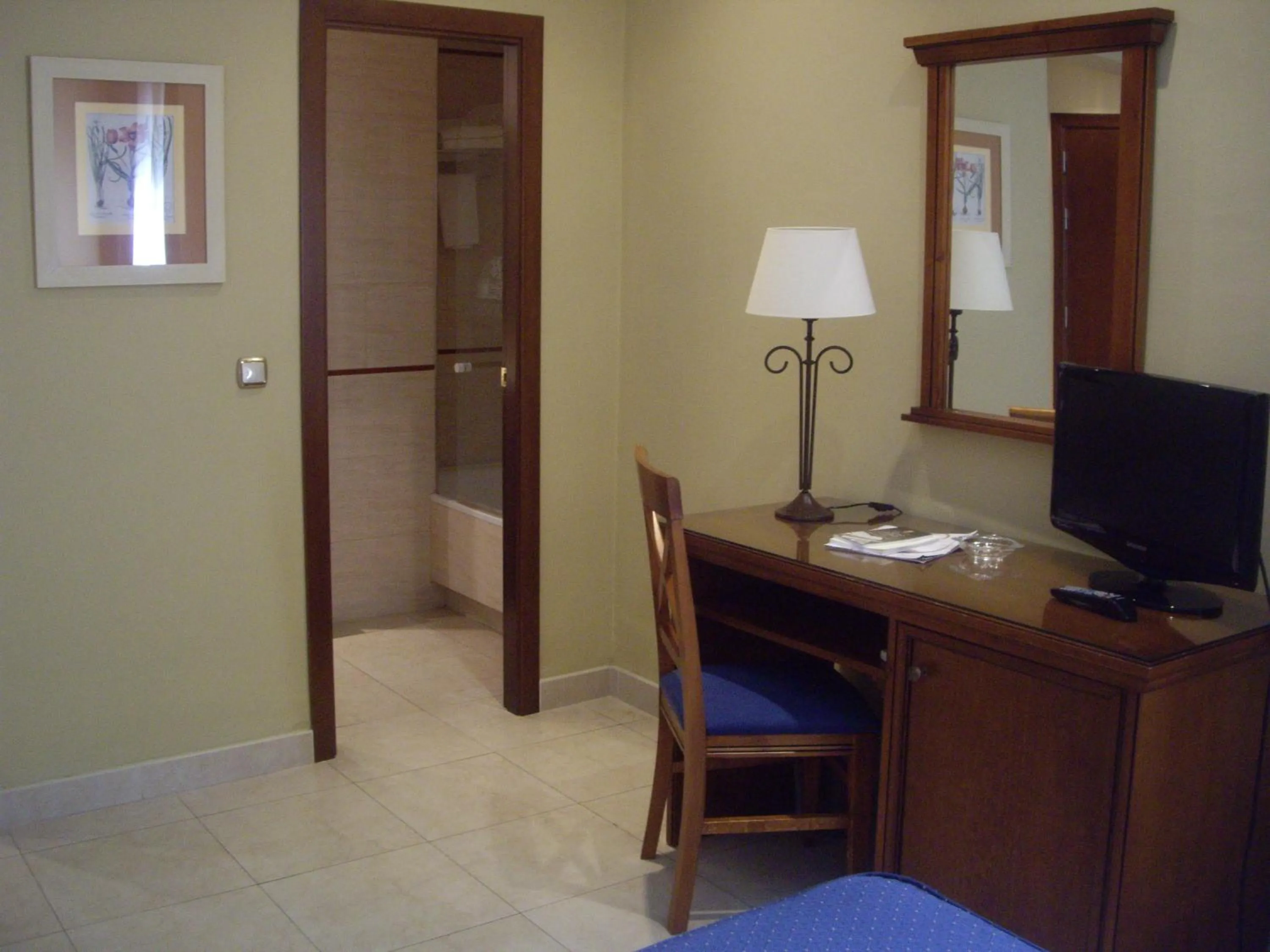 Photo of the whole room in Hotel Manolo Mayo