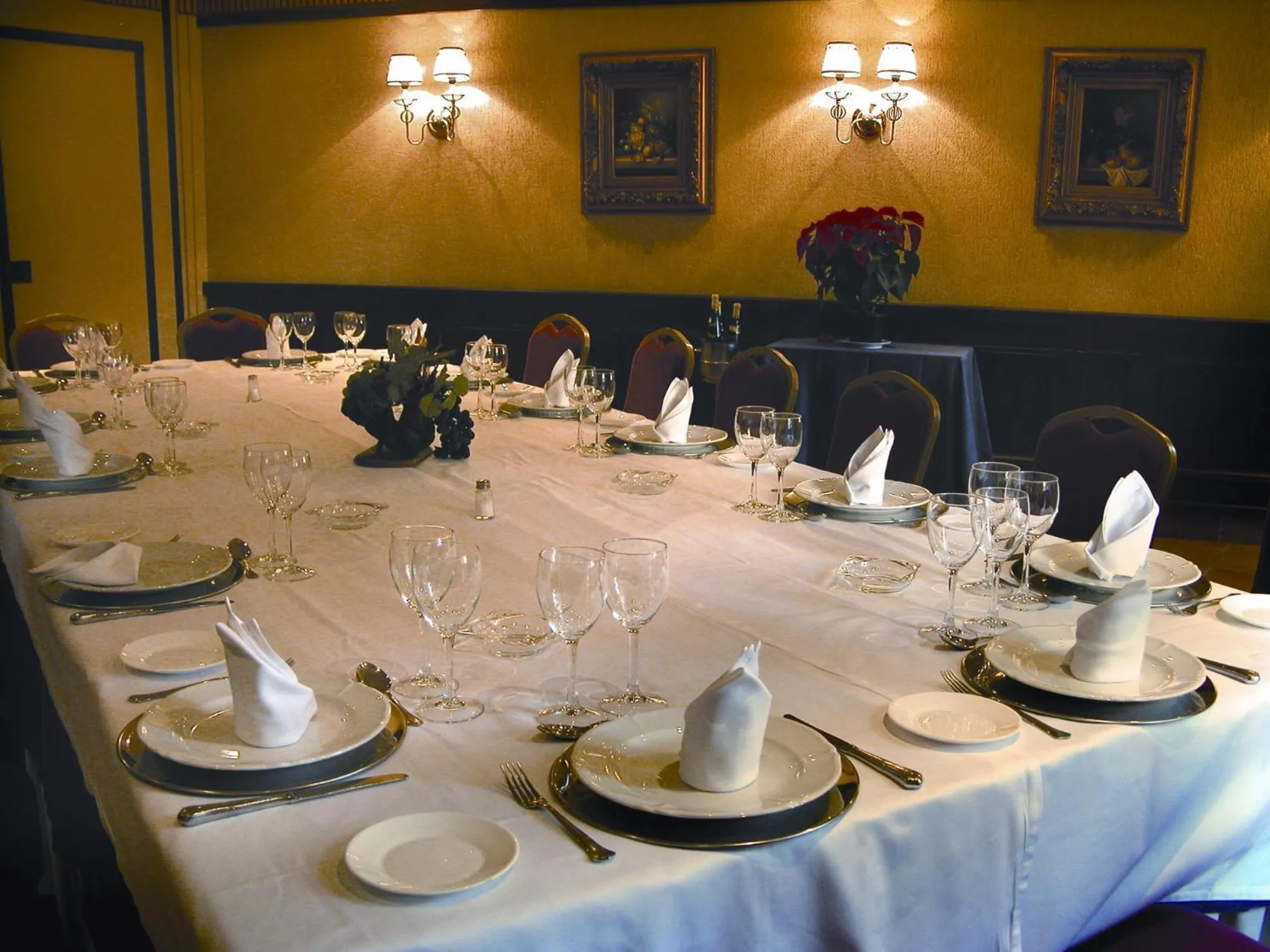 Restaurant/places to eat in Hotel Manolo Mayo