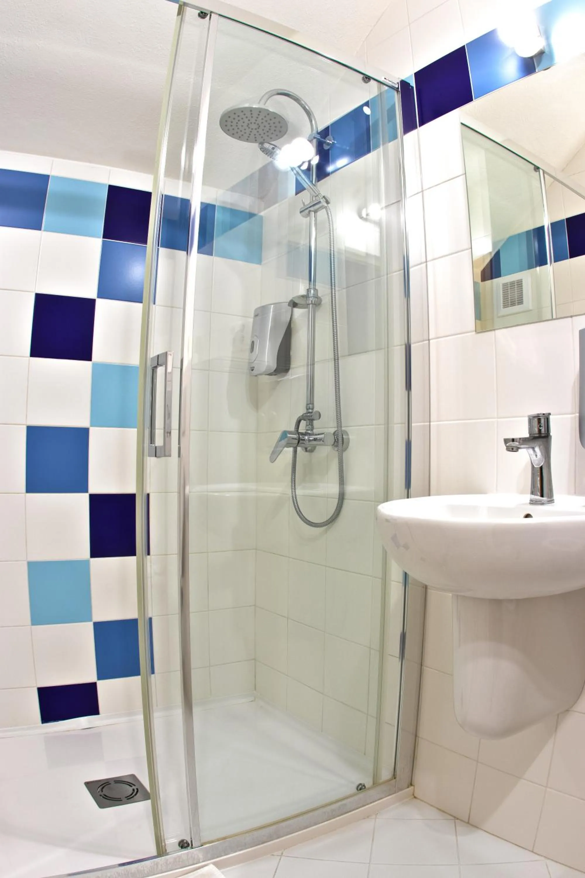 Shower in Hotel Kácov