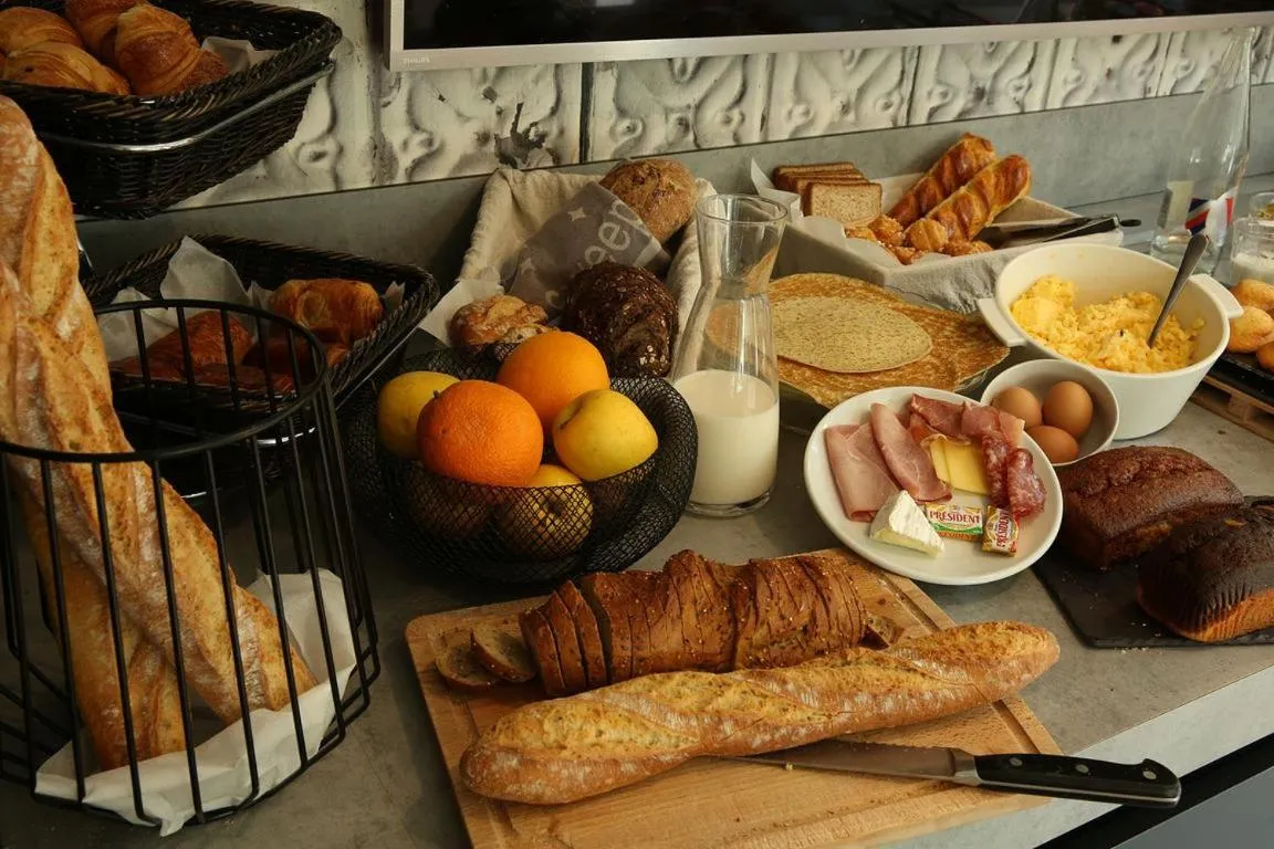 Food and drinks in CAMPANILE PARIS - Clichy Centre