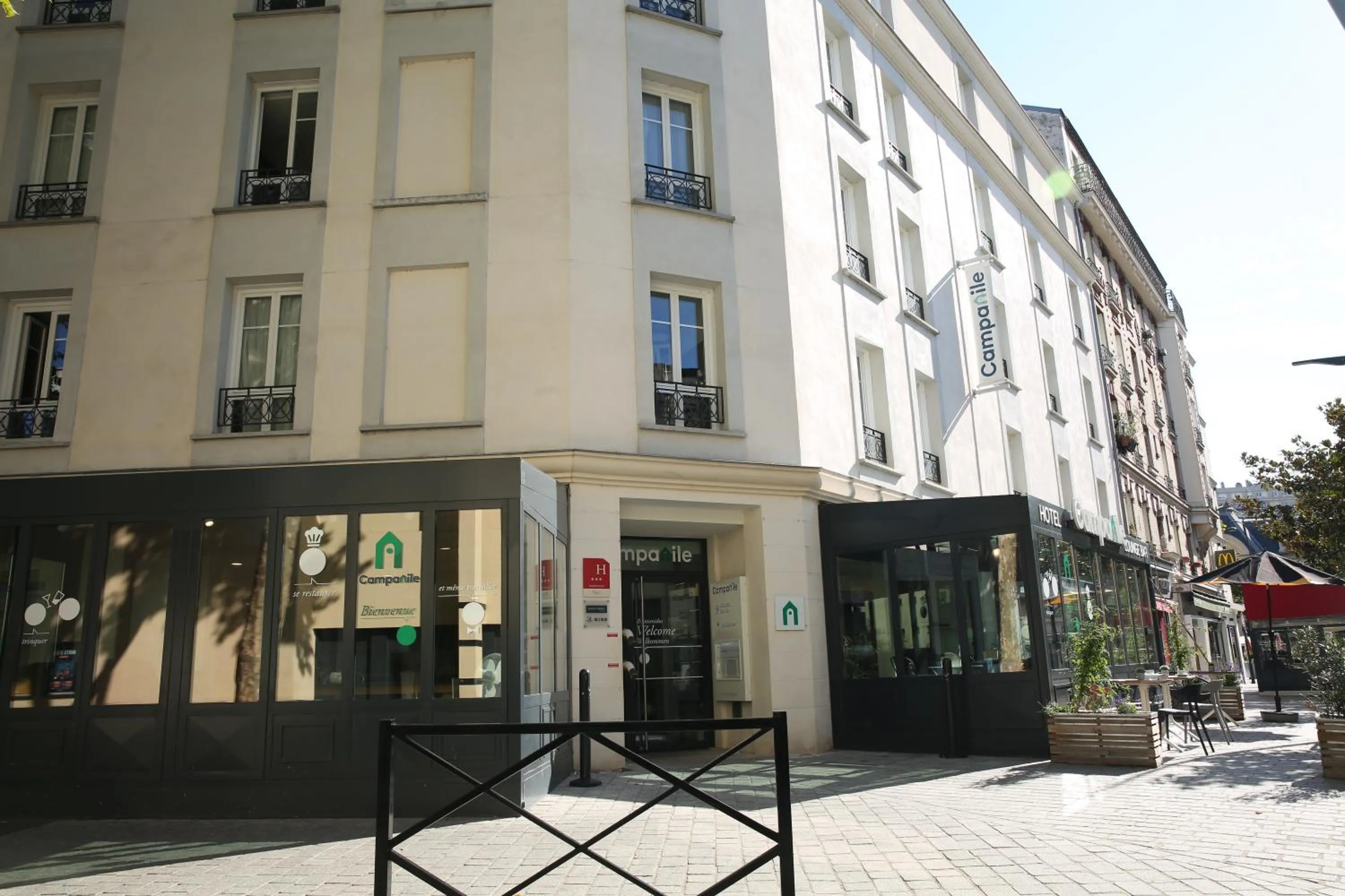Property building in CAMPANILE PARIS - Clichy Centre