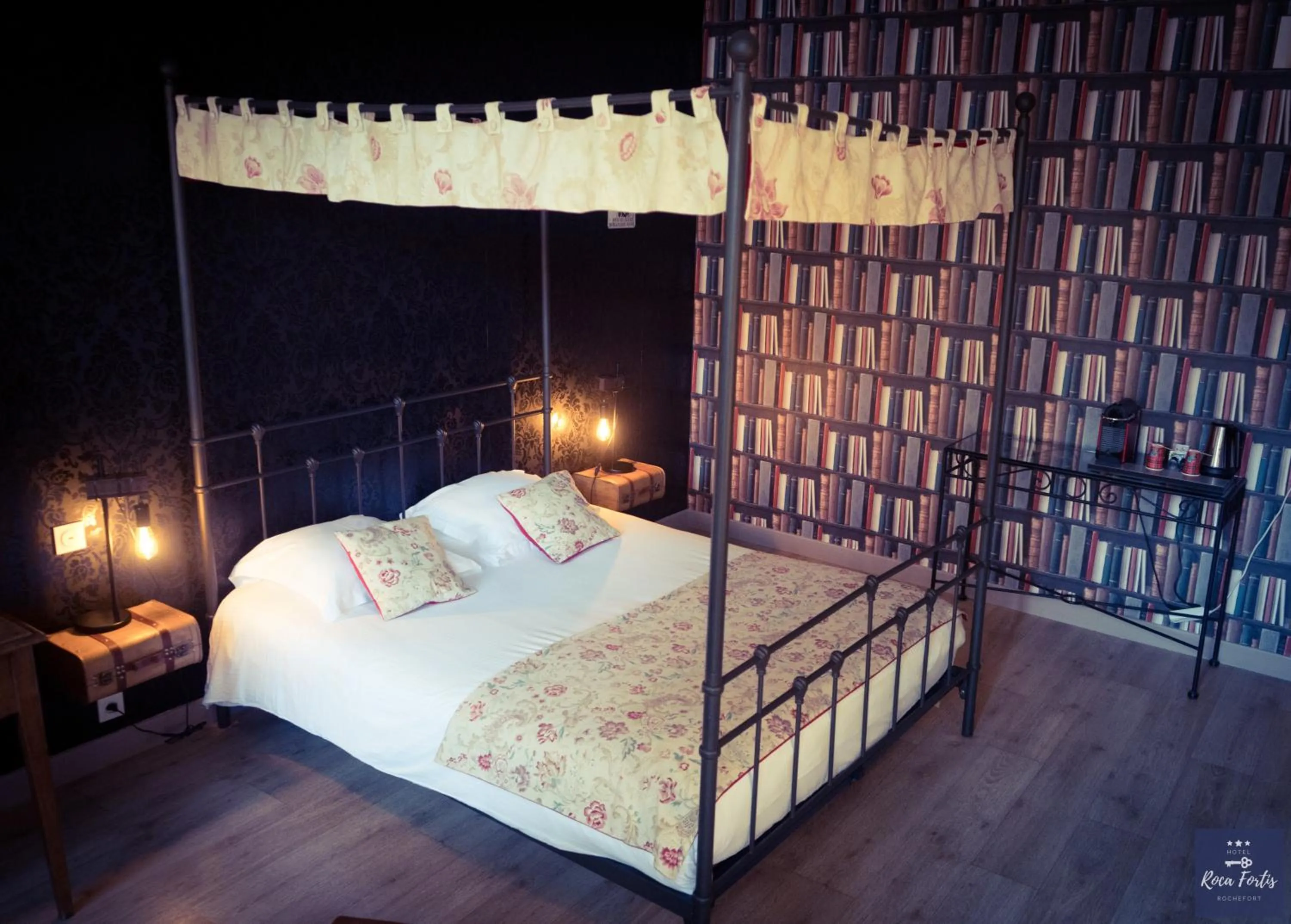 Bed in The Originals Boutique, Hôtel Roca-Fortis, Rochefort