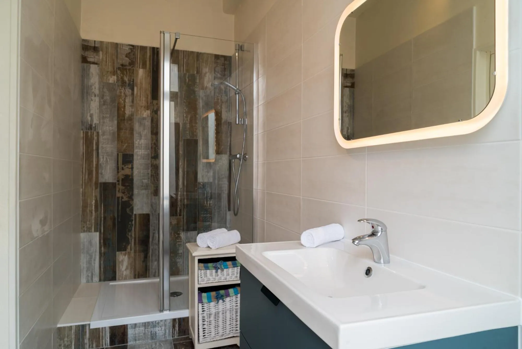 Shower in The Originals Boutique, Hôtel Roca-Fortis, Rochefort