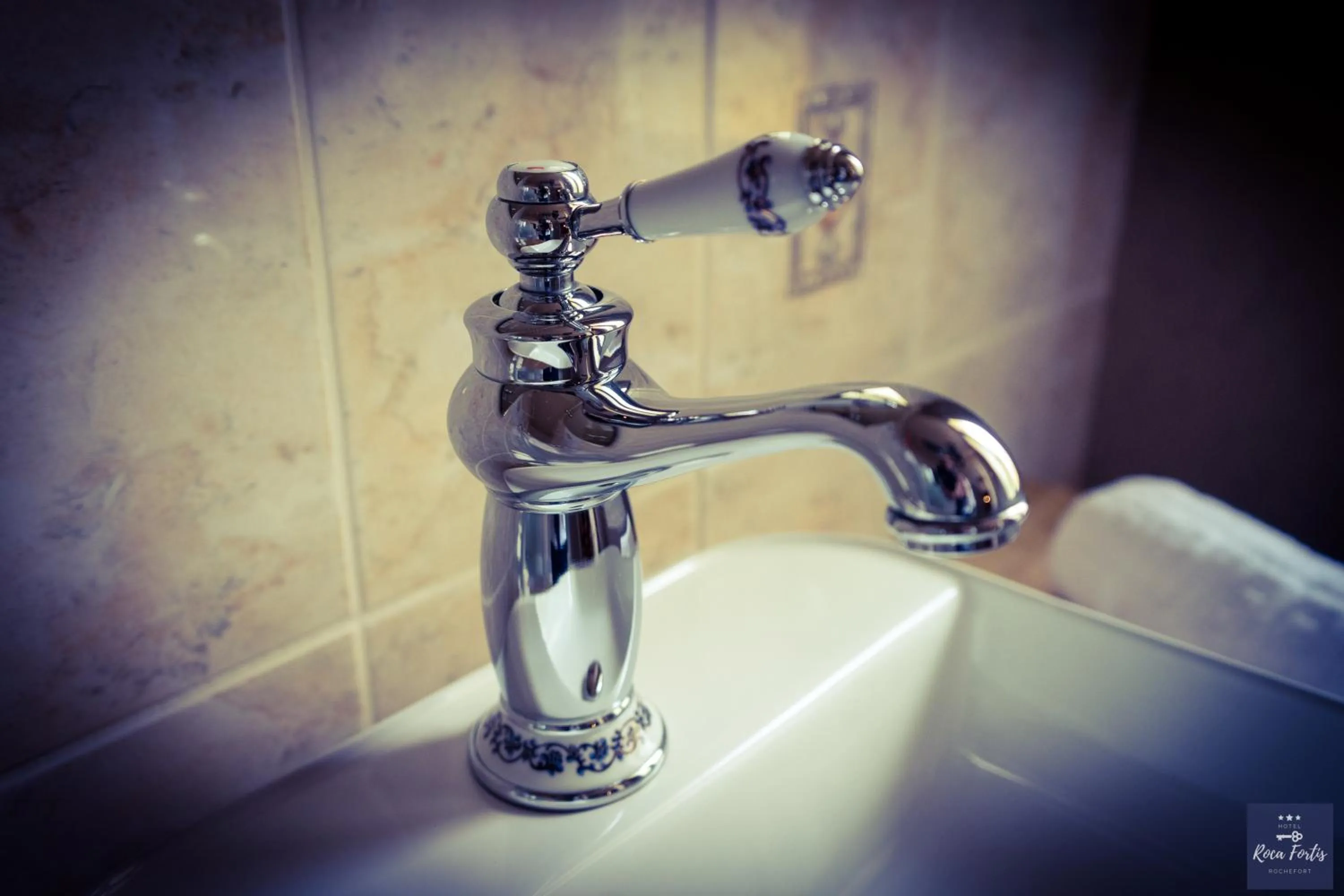 Bathroom in The Originals Boutique, Hôtel Roca-Fortis, Rochefort
