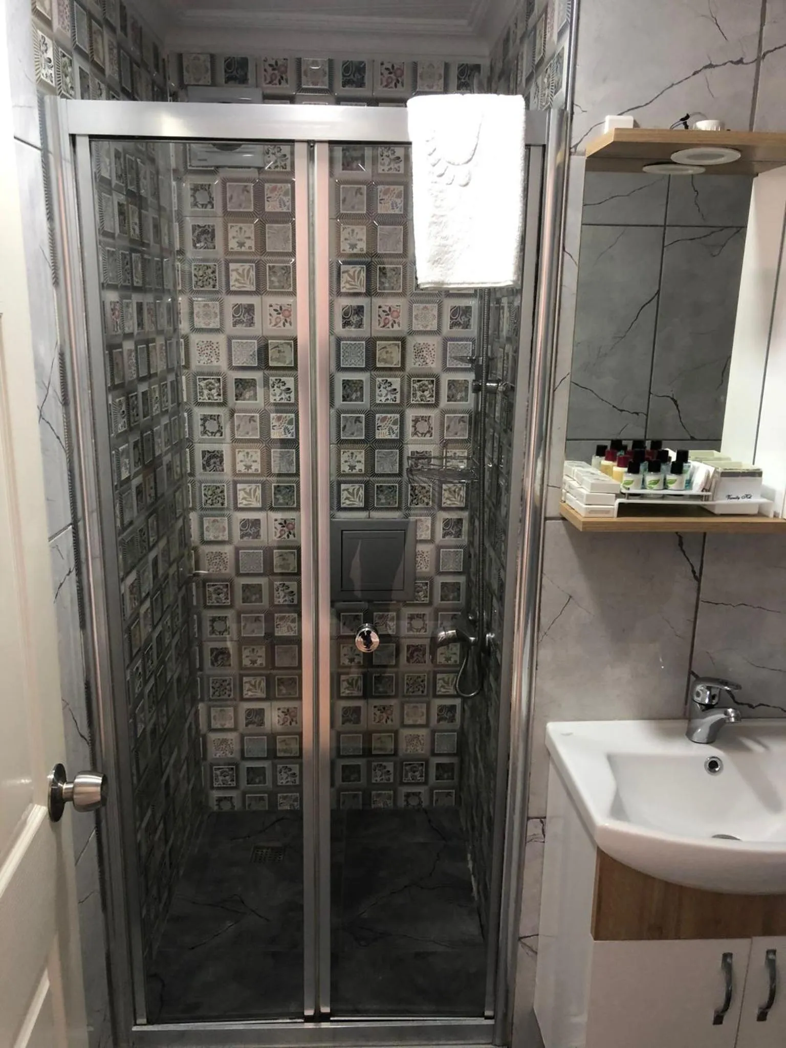 Shower in Mevlana Hotel