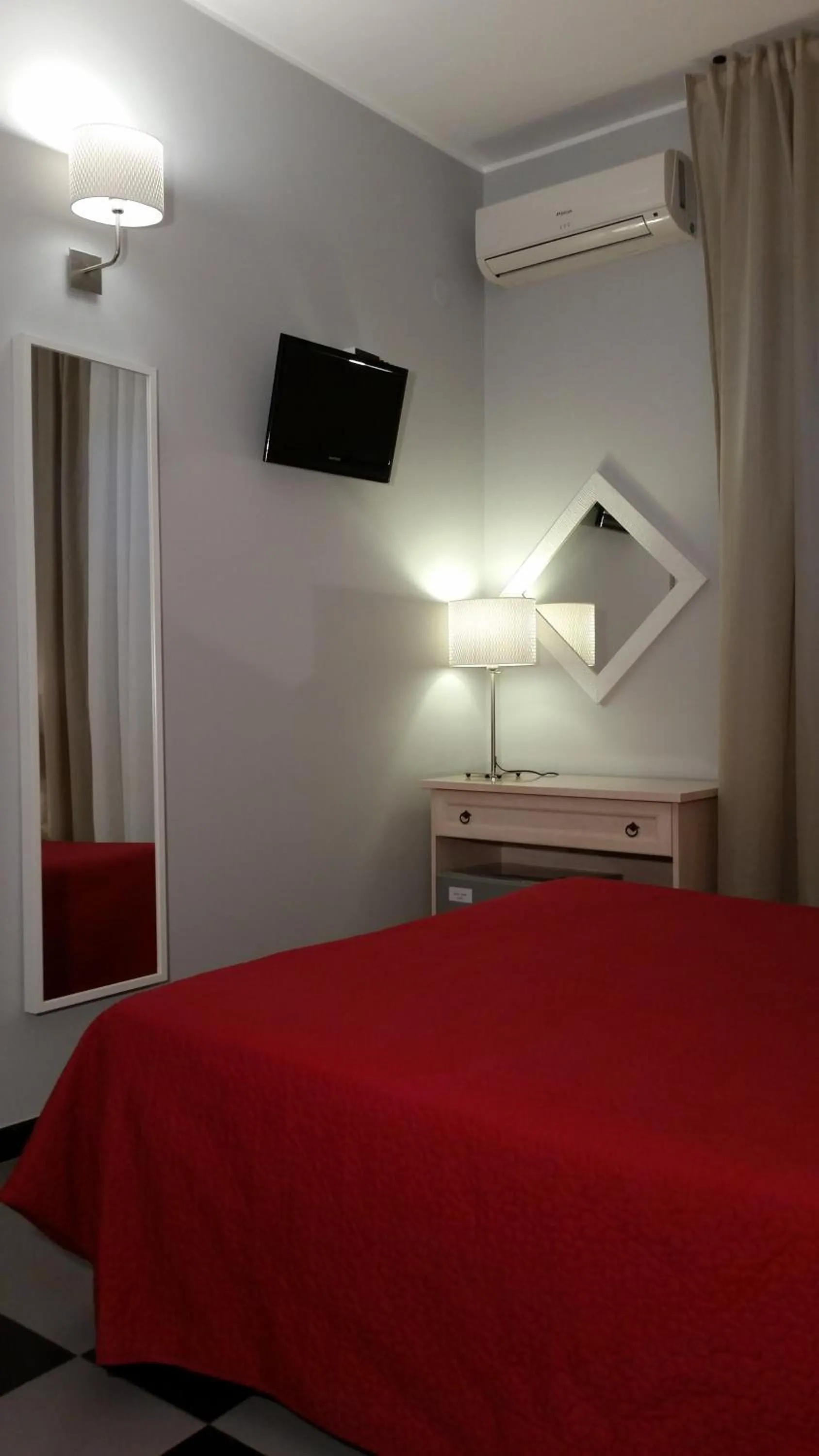 Photo of the whole room, Bed in La Maison Des Rêves