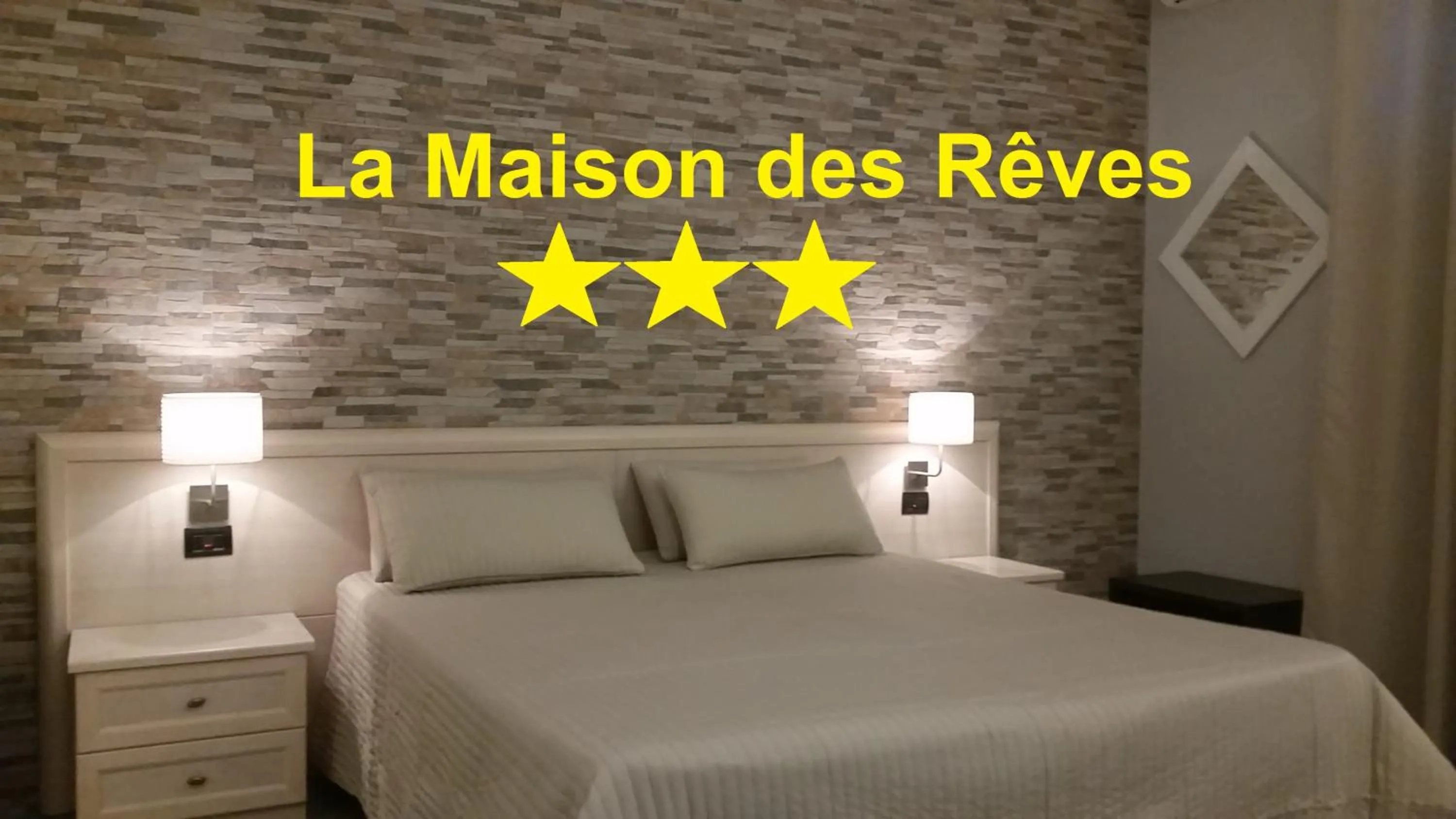Photo of the whole room, Bed in La Maison Des Rêves