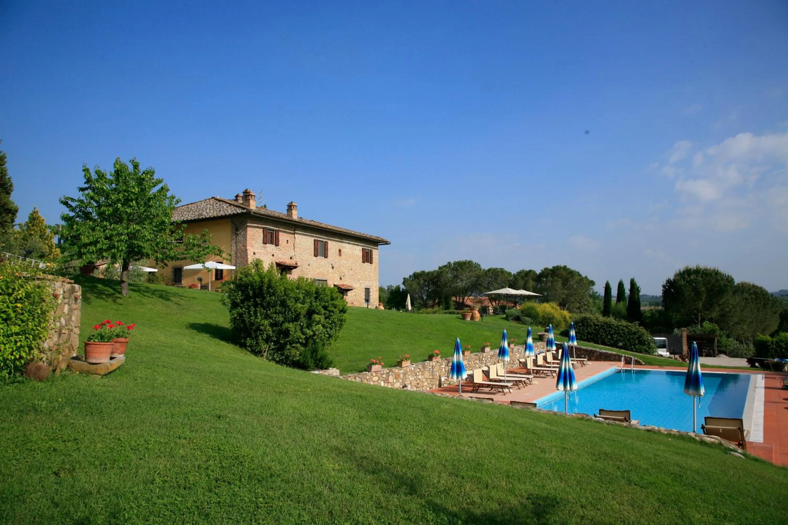 Pool view in Il Coltro