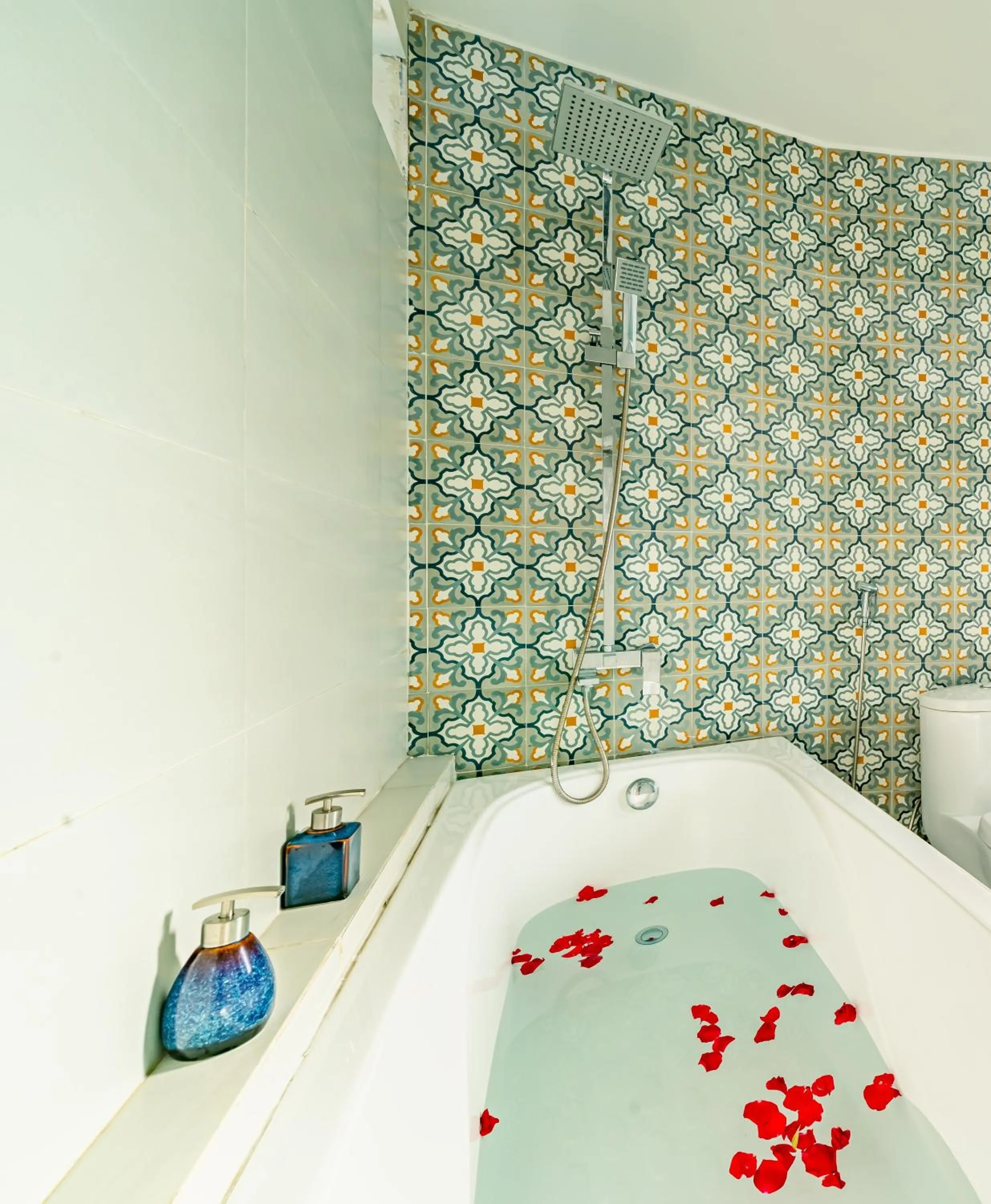 Swimming pool, Bed in Cani Beach House