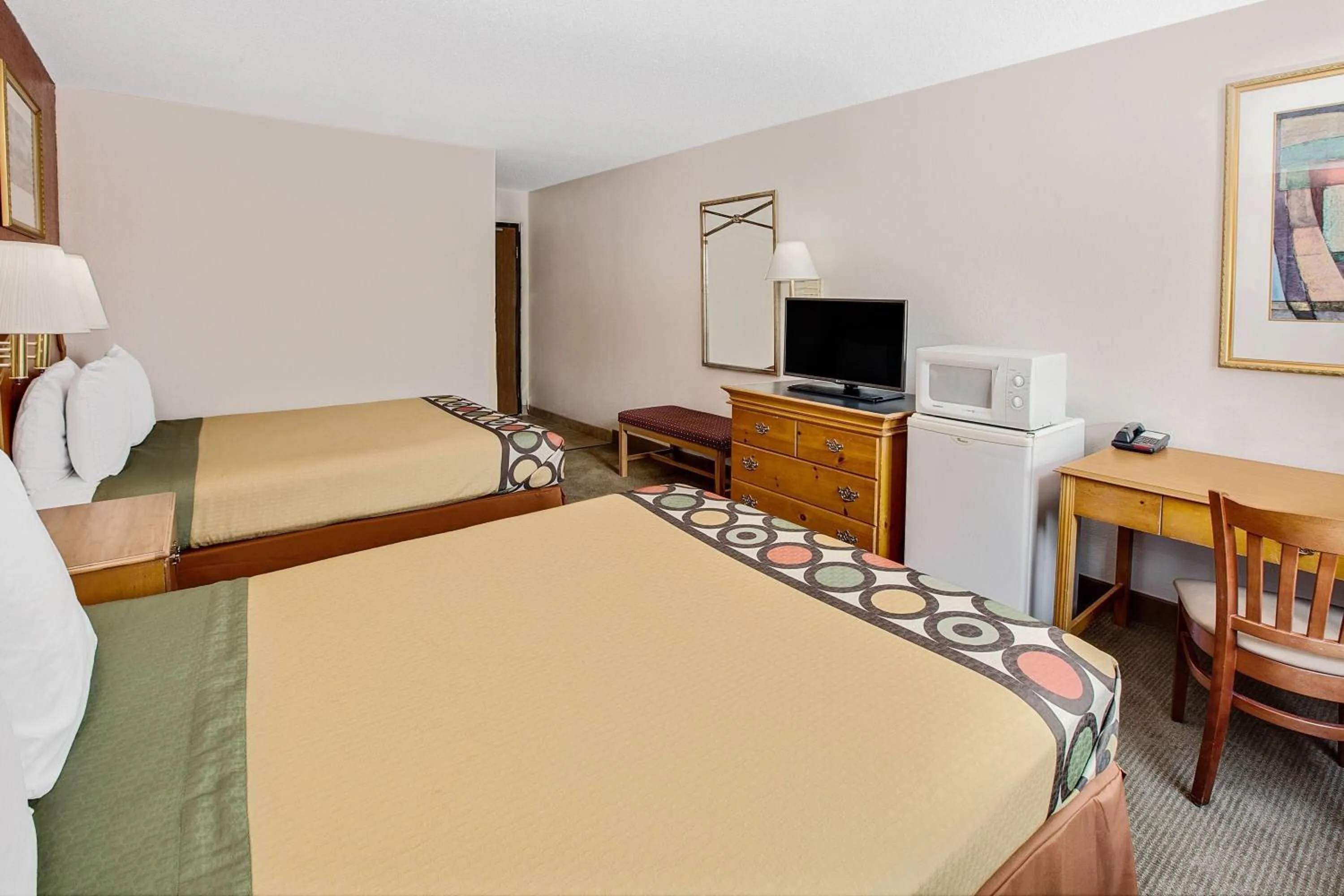 Photo of the whole room, Bed in Super 8 by Wyndham Crystal Lake
