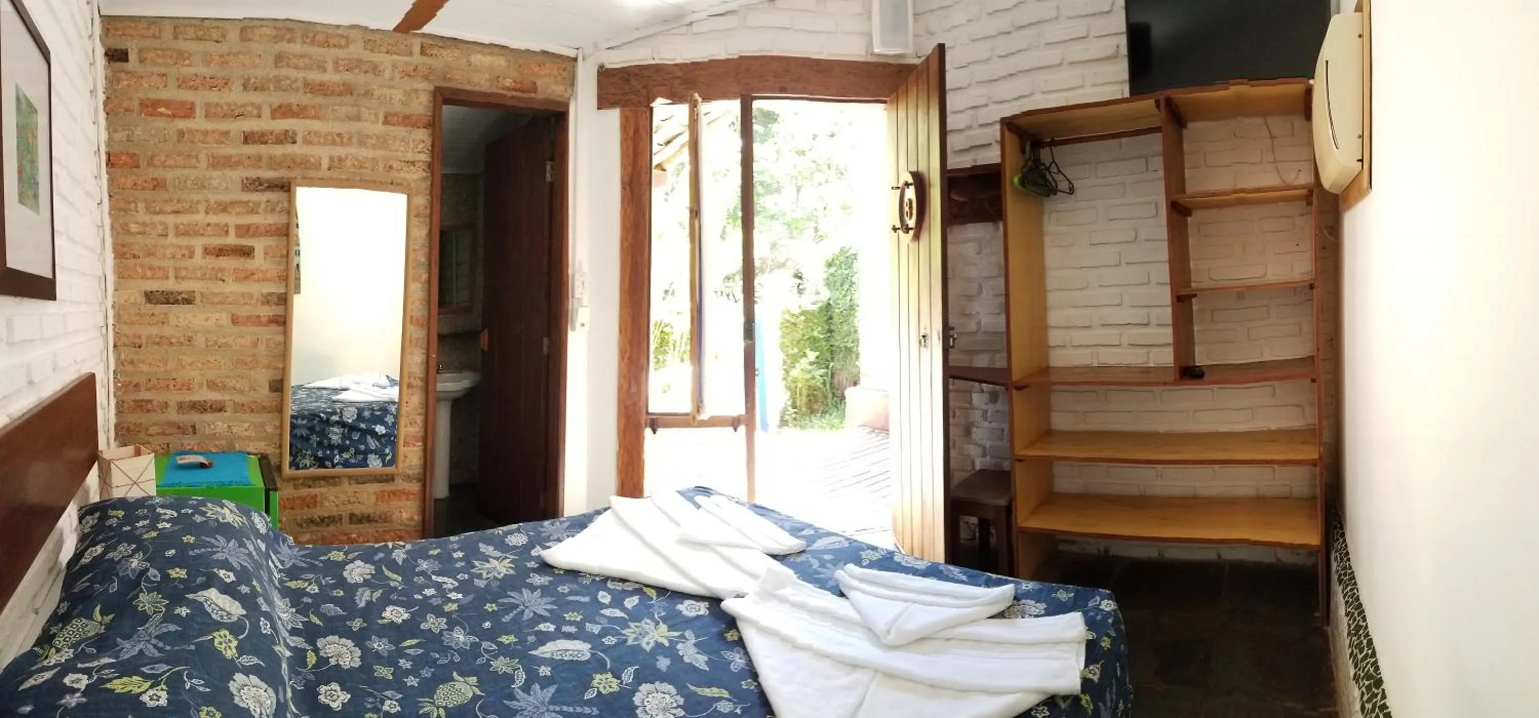 Photo of the whole room, Bed in Pousada Bucaneiros