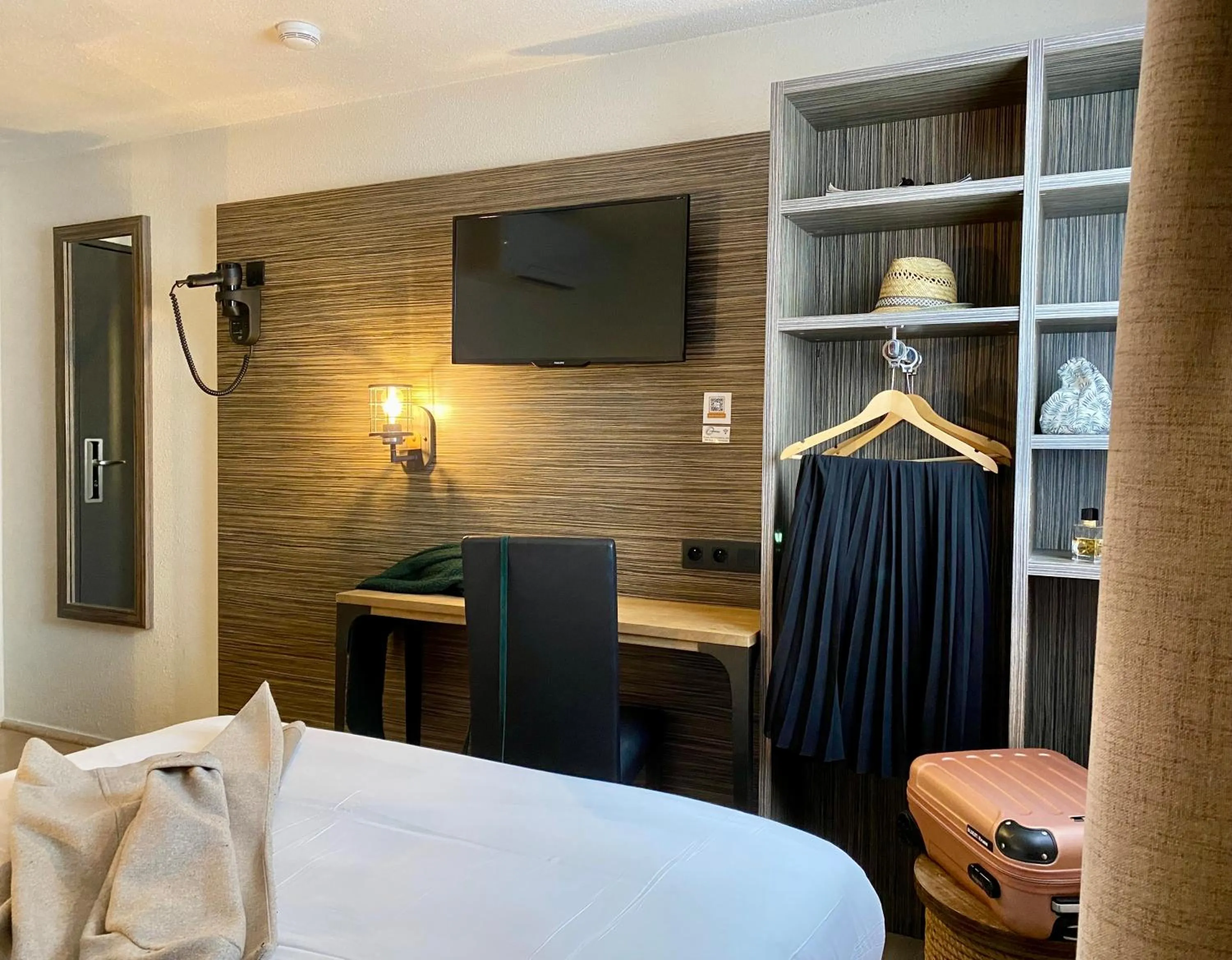 Photo of the whole room, Bed in The Originals City, Angers Sud, Le Village 49