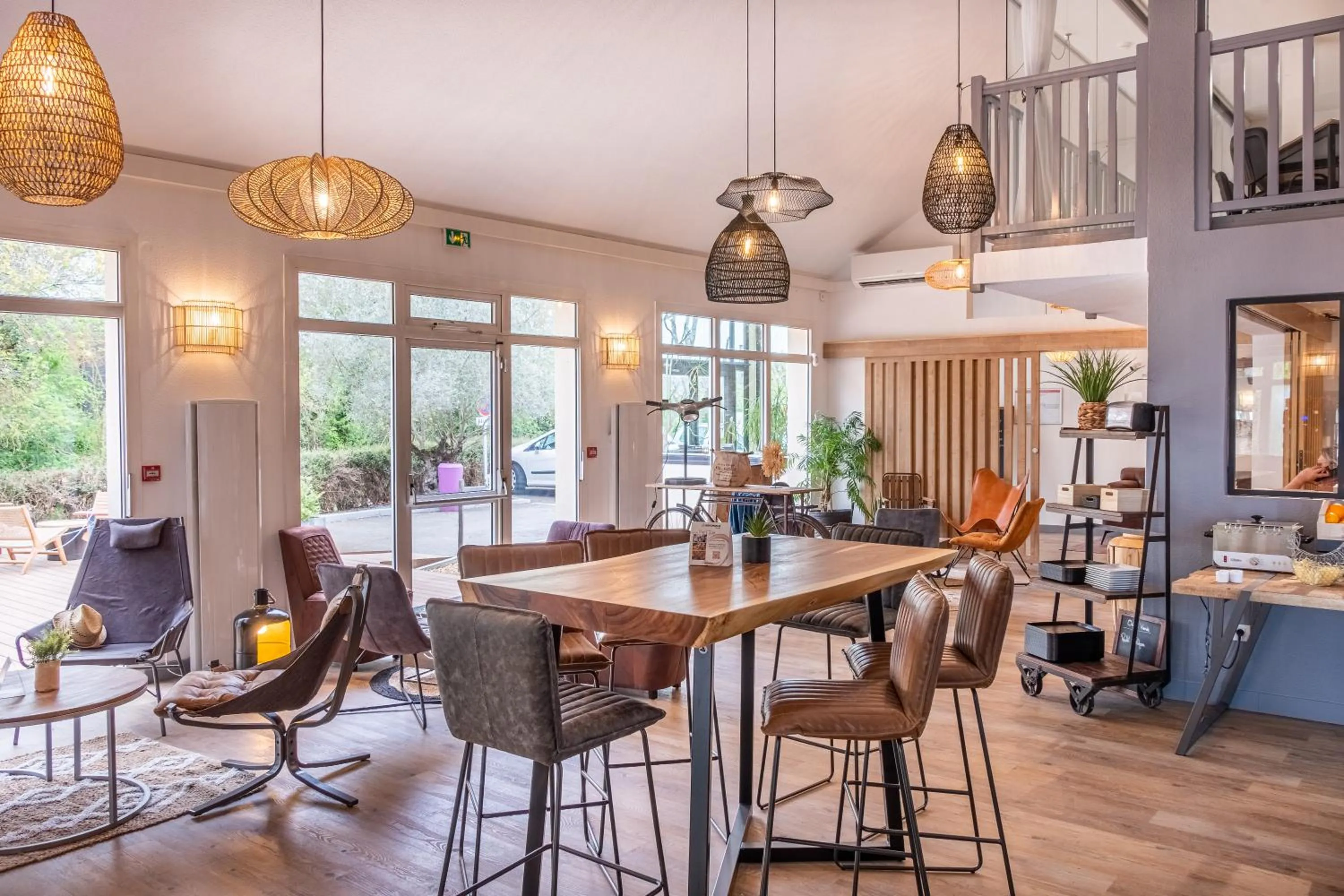 Lobby or reception in The Originals City, Angers Sud, Le Village 49