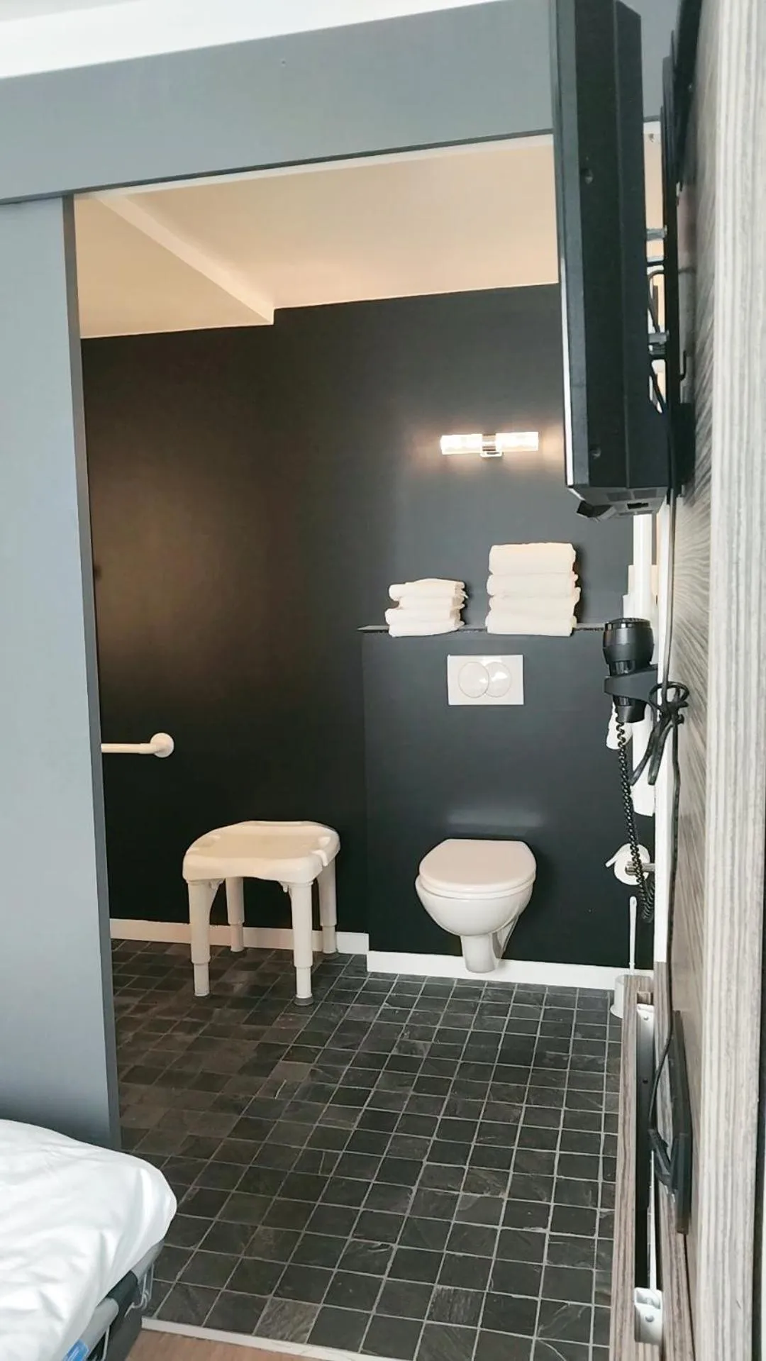 Shower in The Originals City, Angers Sud, Le Village 49