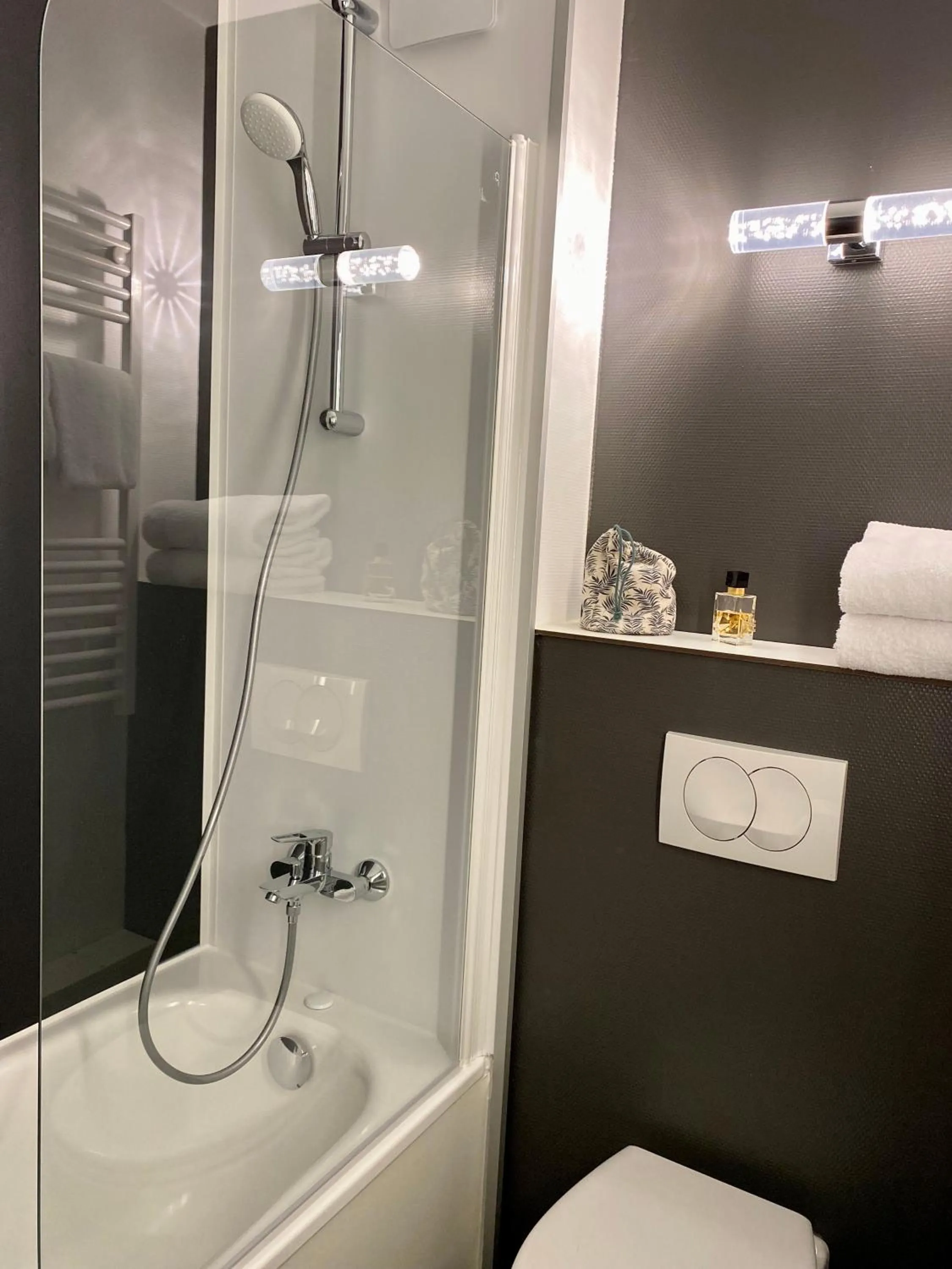 Bathroom in The Originals City, Angers Sud, Le Village 49