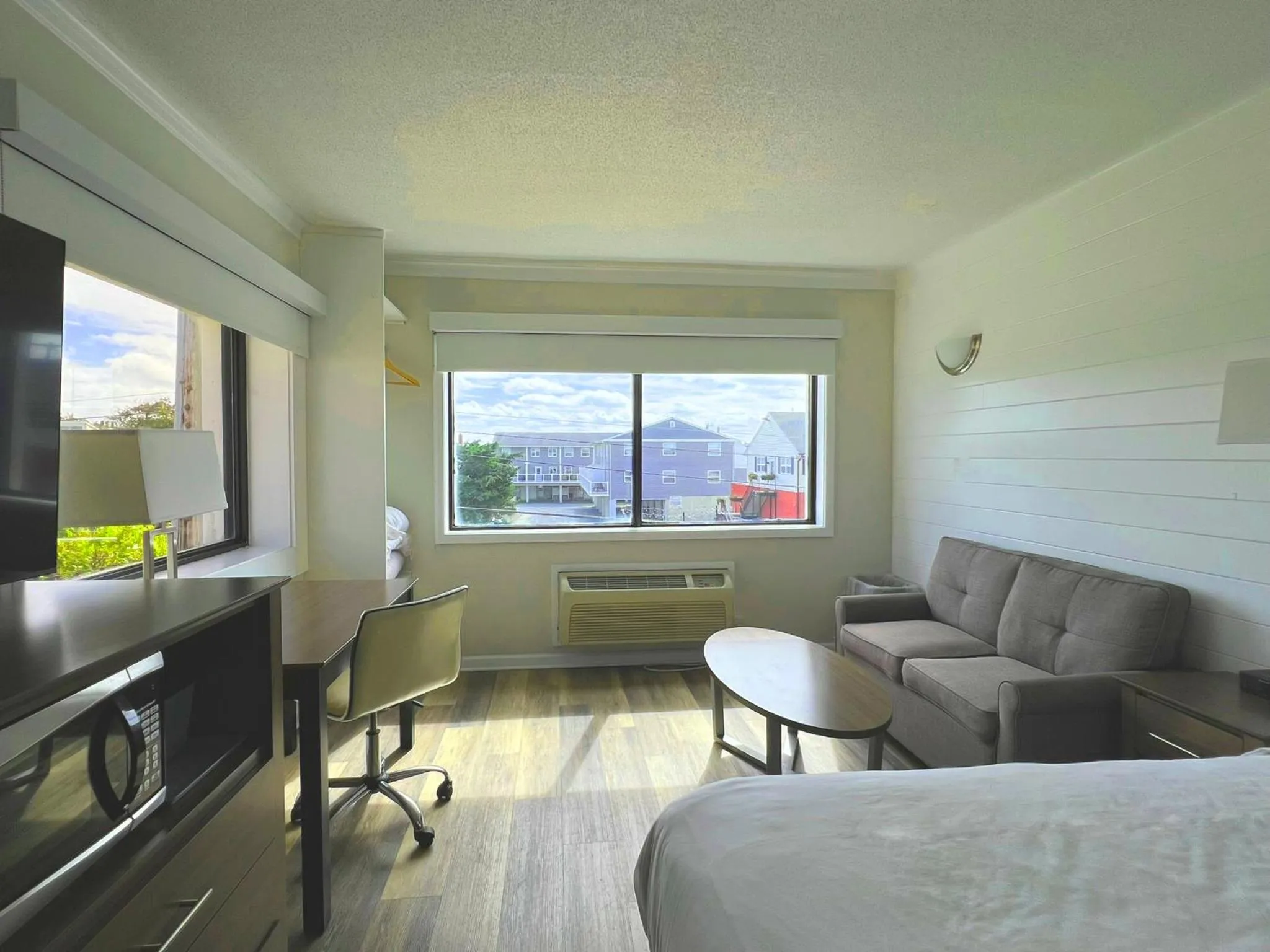 Photo of the whole room, Bed in Atlantic Oceanside Dewey