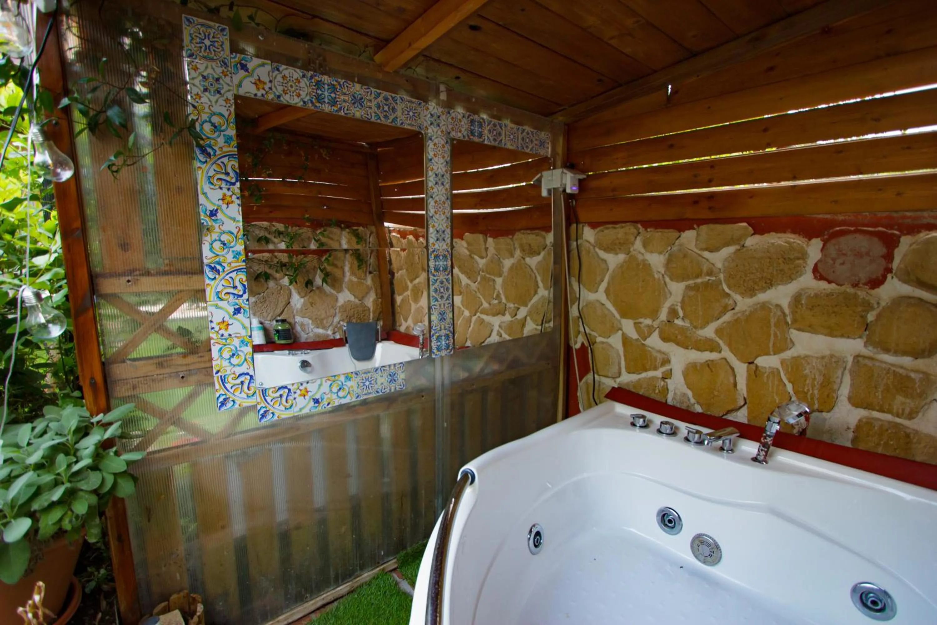 Hot Tub in Eden Lilli B&B