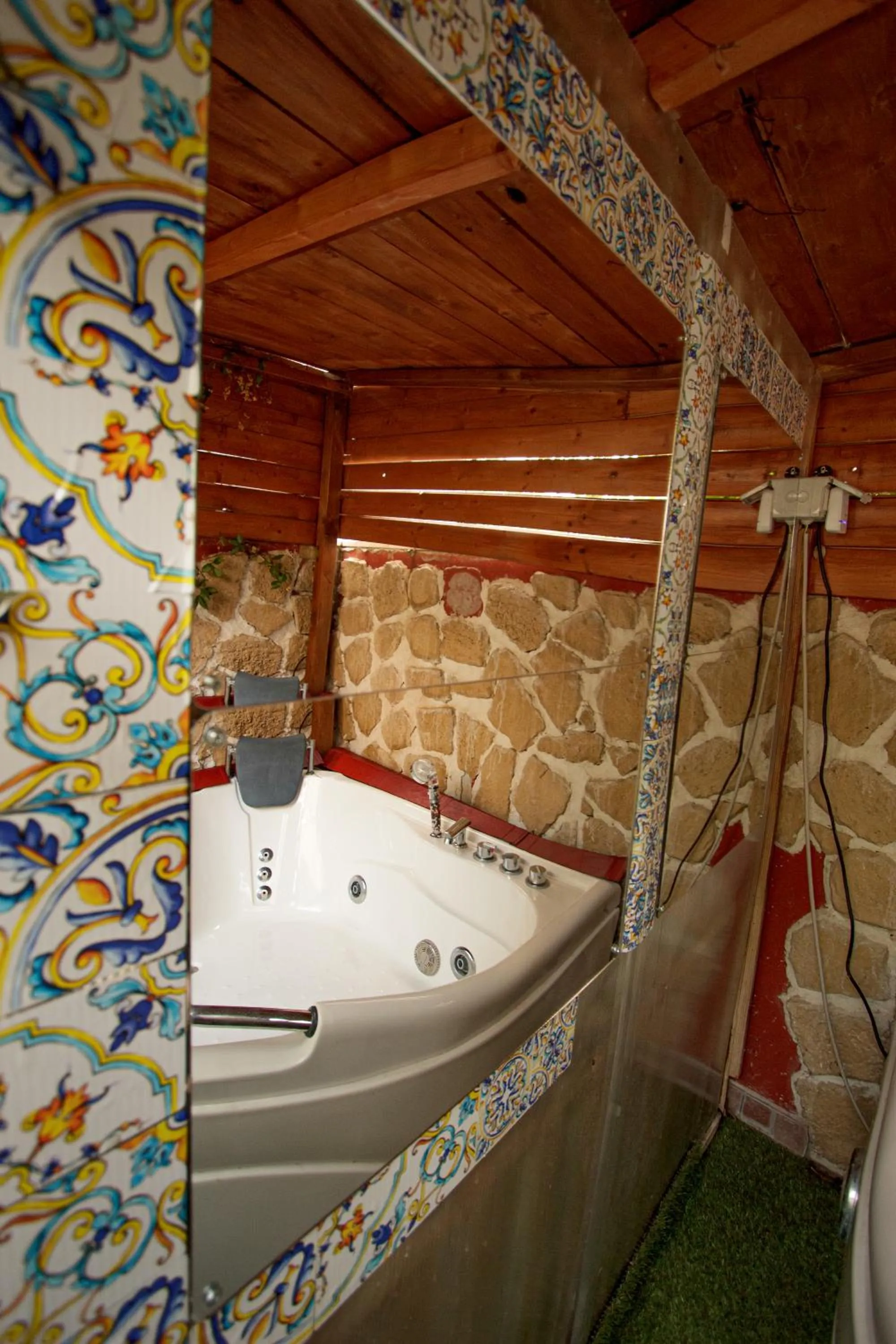 Hot Tub in Eden Lilli B&B