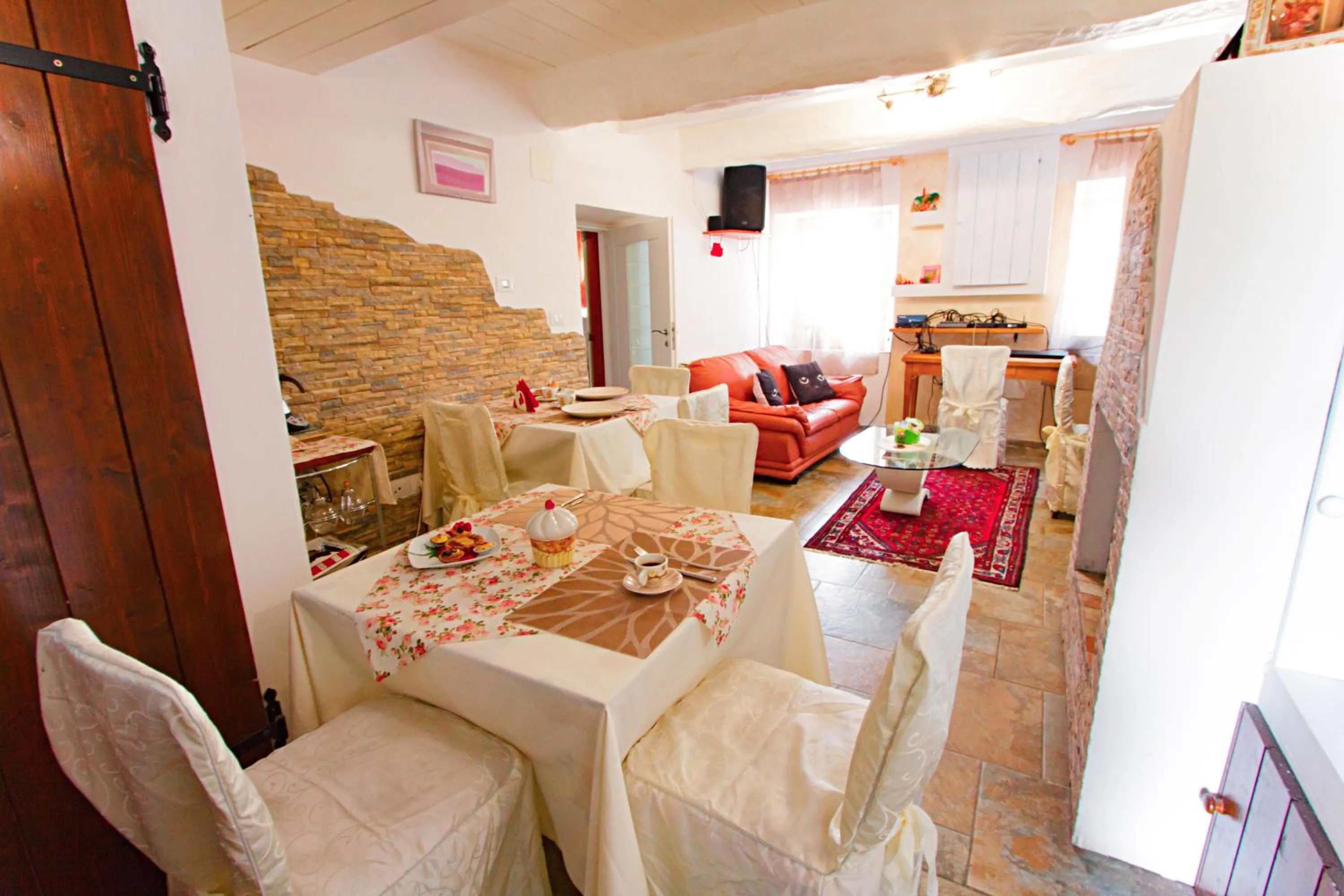 Dining area in Eden Lilli B&B