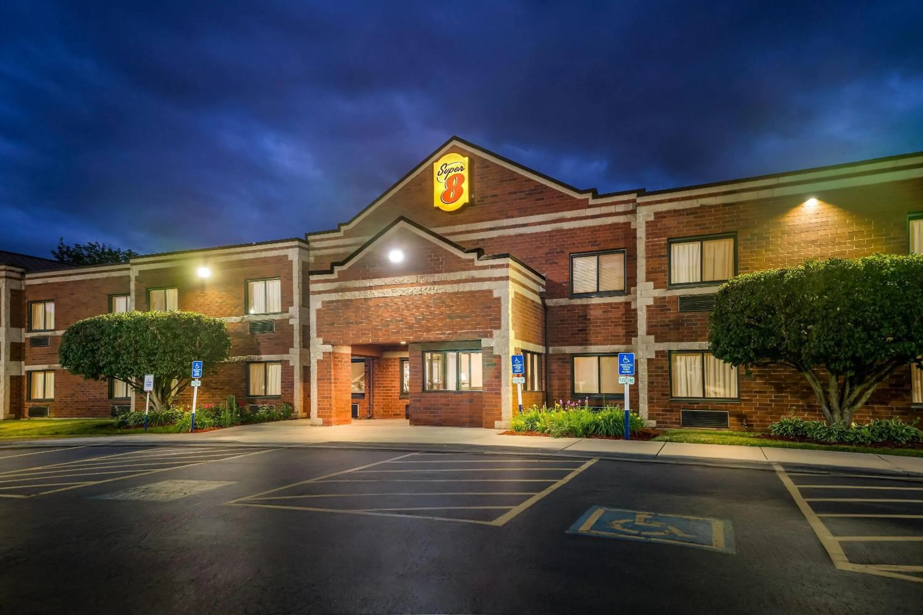 Property building in Super 8 by Wyndham Elgin