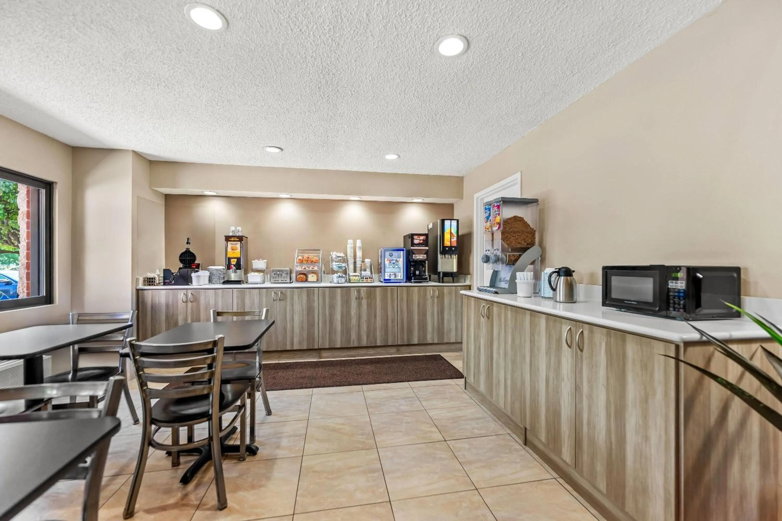 Restaurant/places to eat in Super 8 by Wyndham Elgin