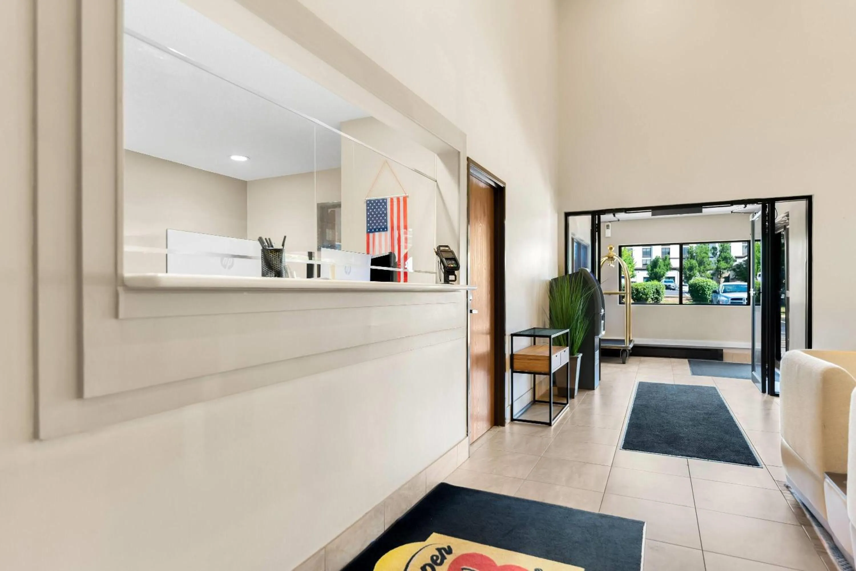 Lobby or reception in Super 8 by Wyndham Elgin