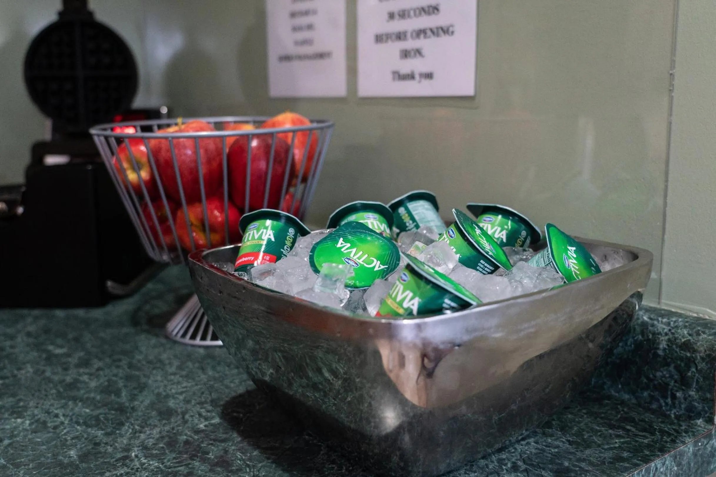 Lounge or bar in Super 8 by Wyndham Elgin