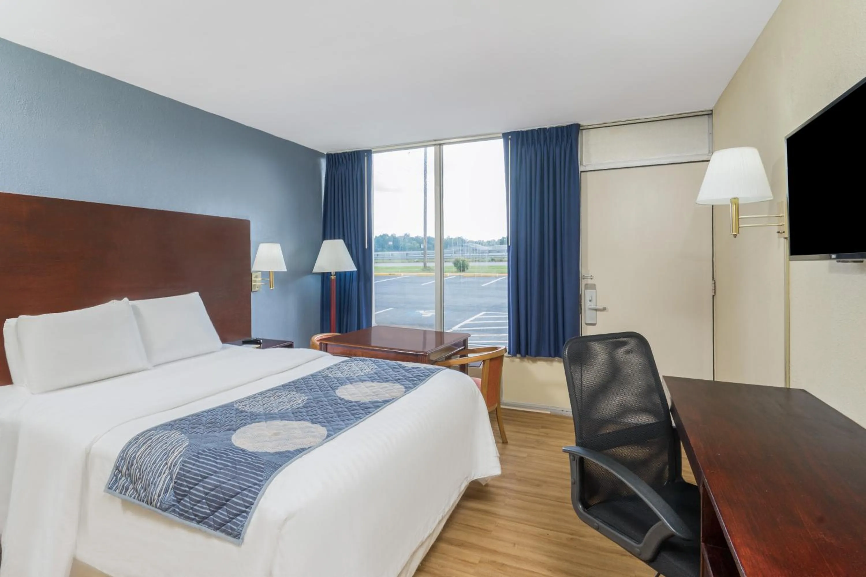 Bedroom, Bed in Days Inn by Wyndham Statesville