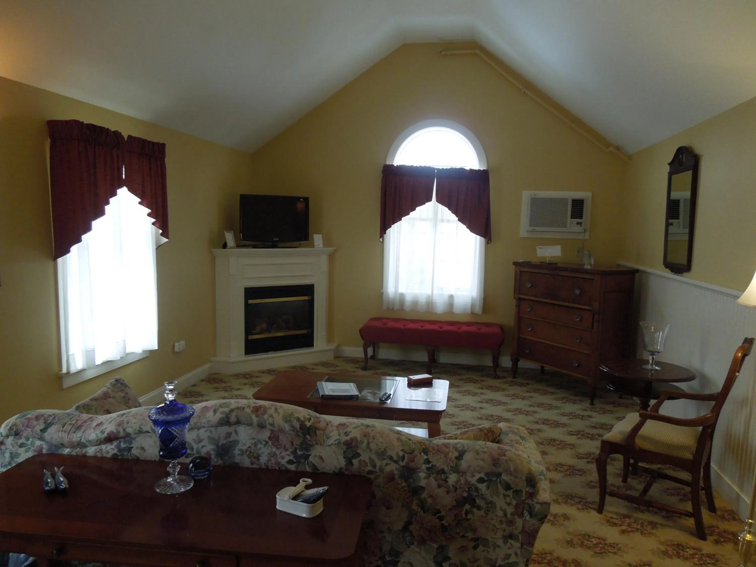 Seating area in Kearsarge Inn