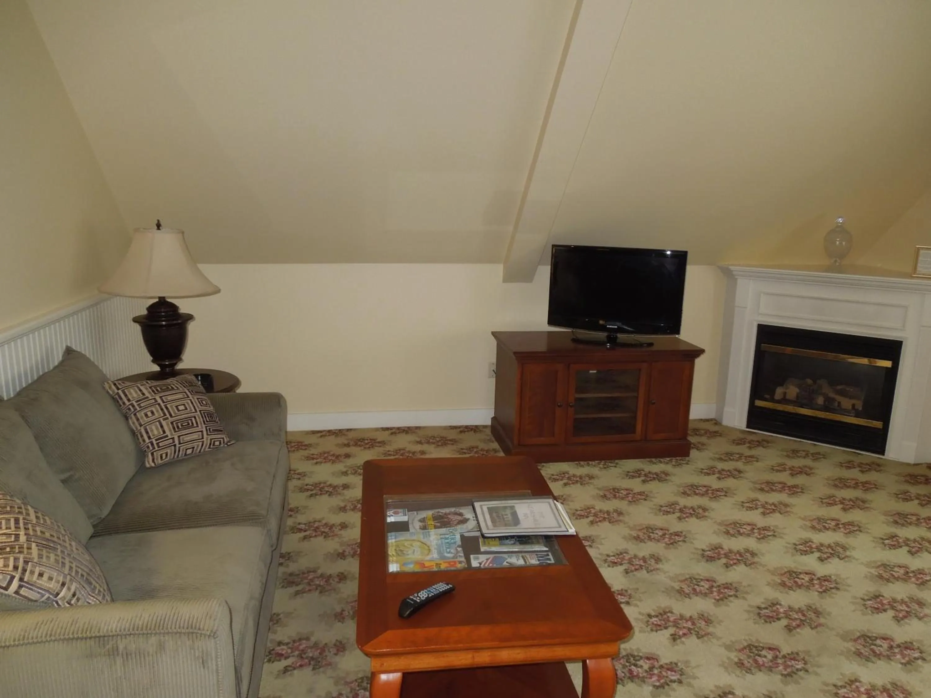 Seating area in Kearsarge Inn