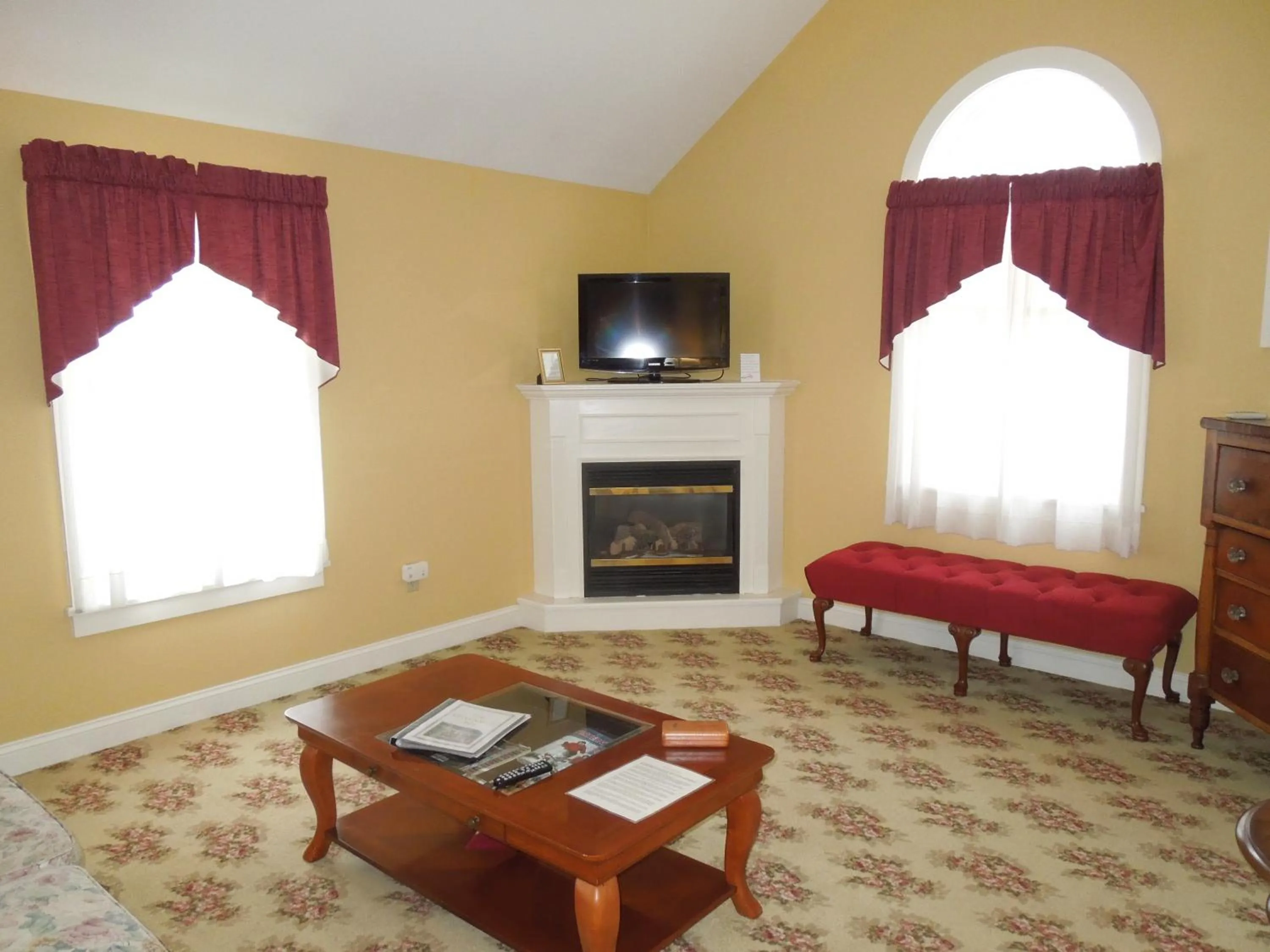 Seating area in Kearsarge Inn