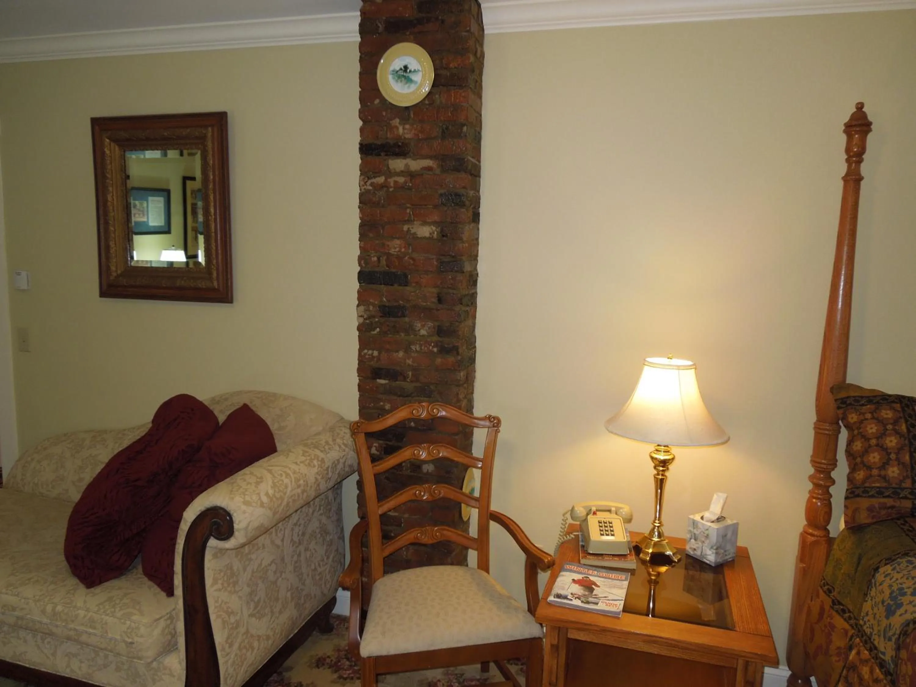 Seating area in Kearsarge Inn