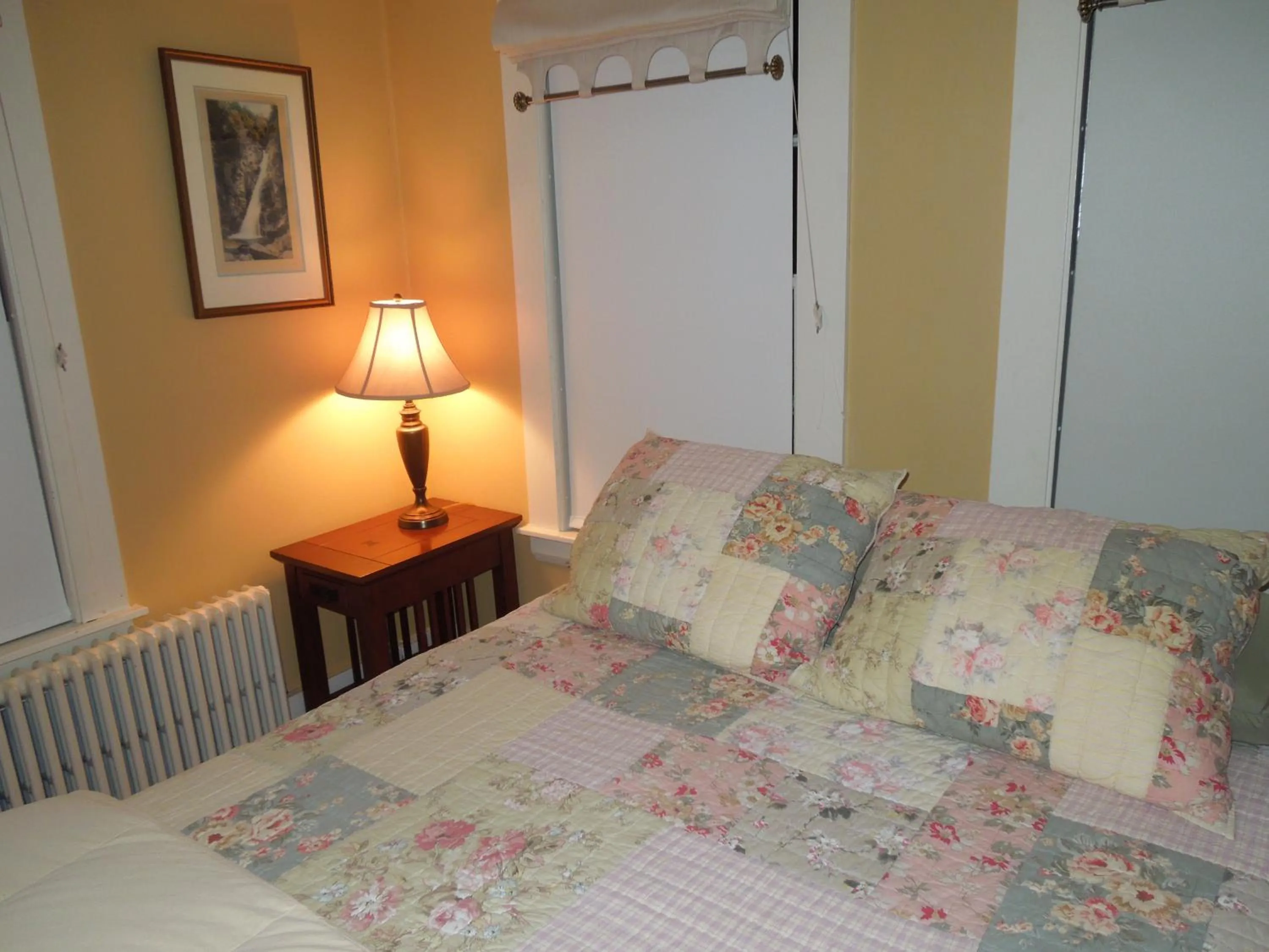 Bed in Wildcat Inn and Tavern