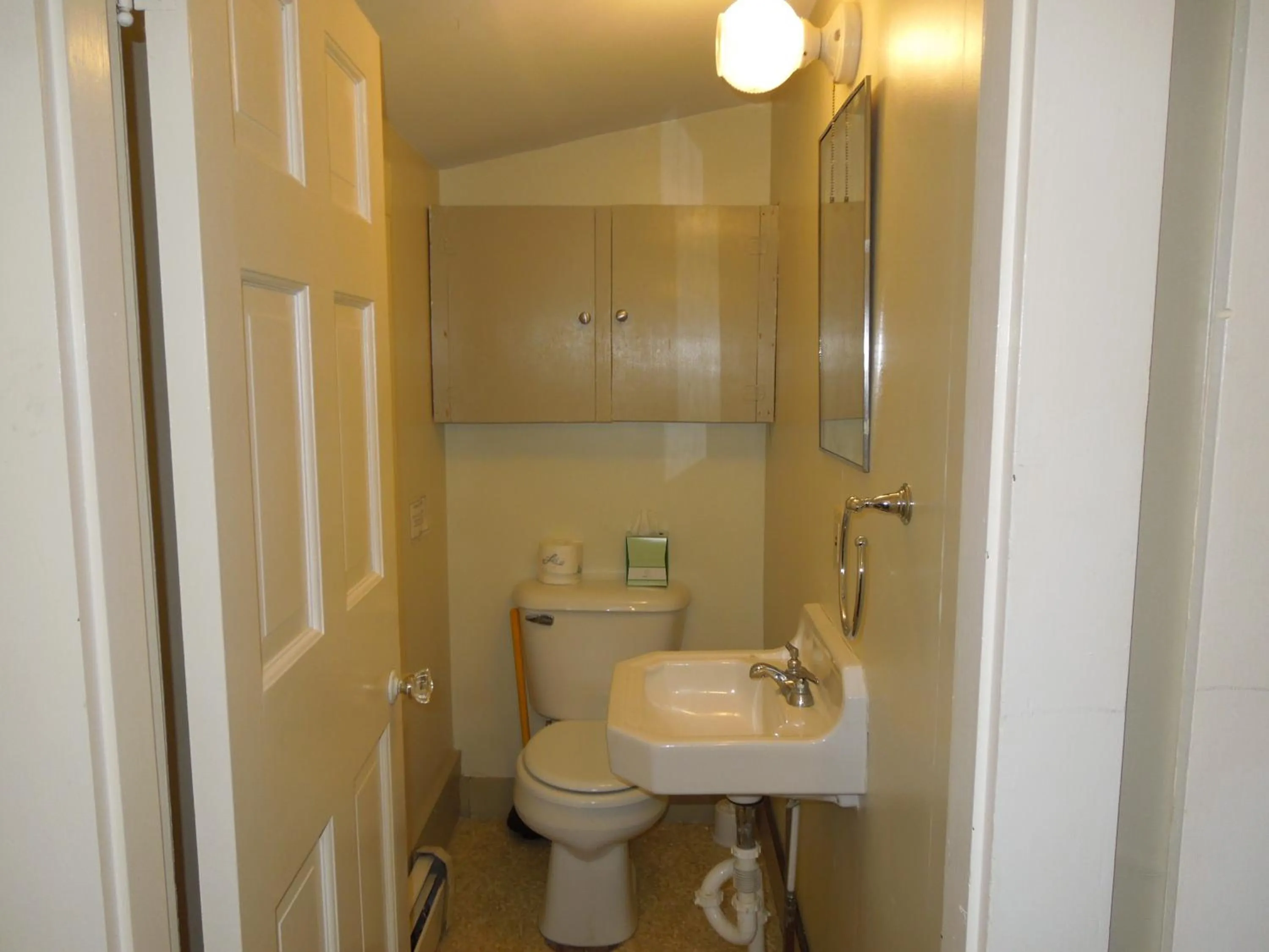 Bathroom in Wildcat Inn and Tavern