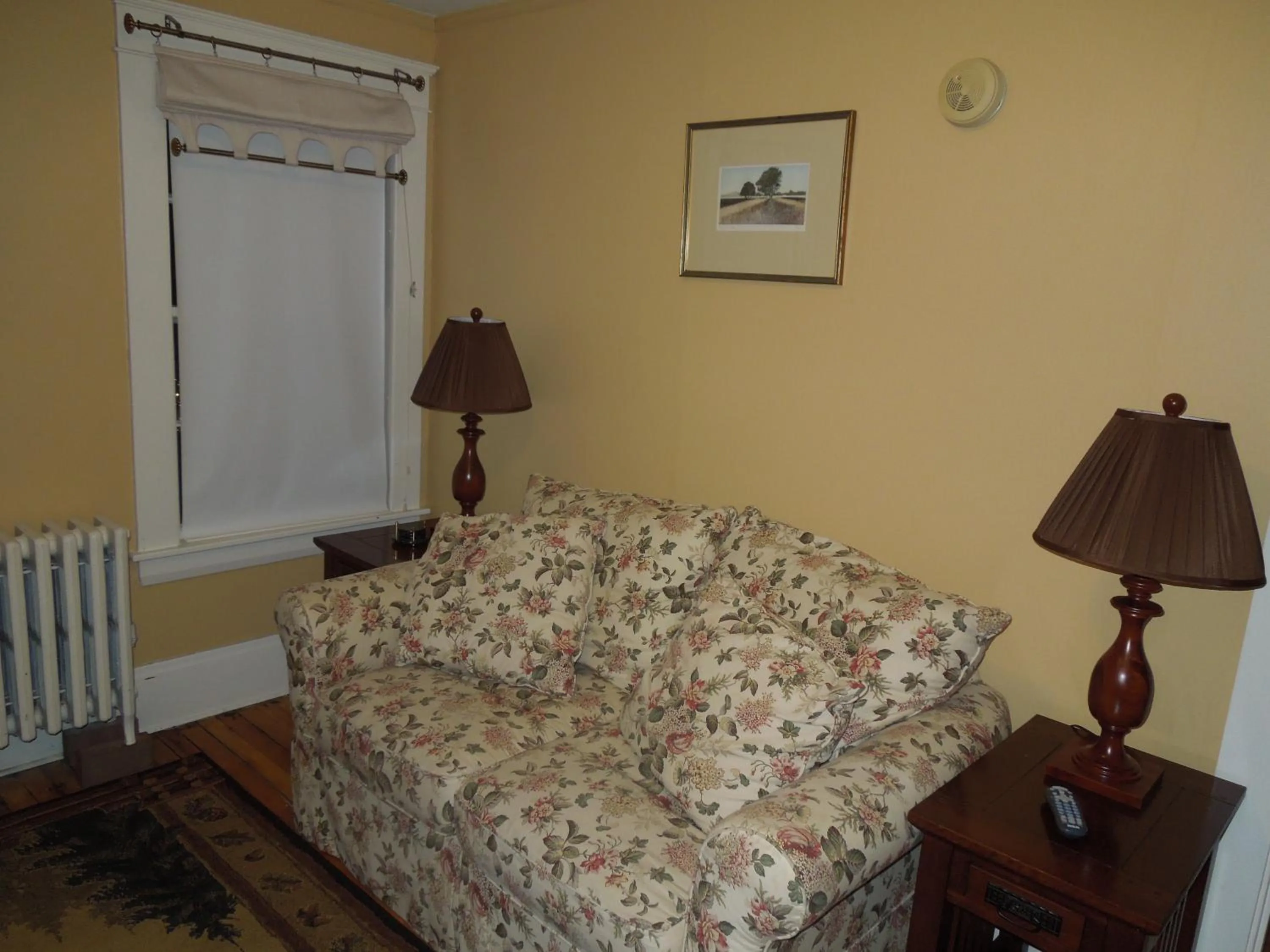 Seating area, Bed in Wildcat Inn and Tavern