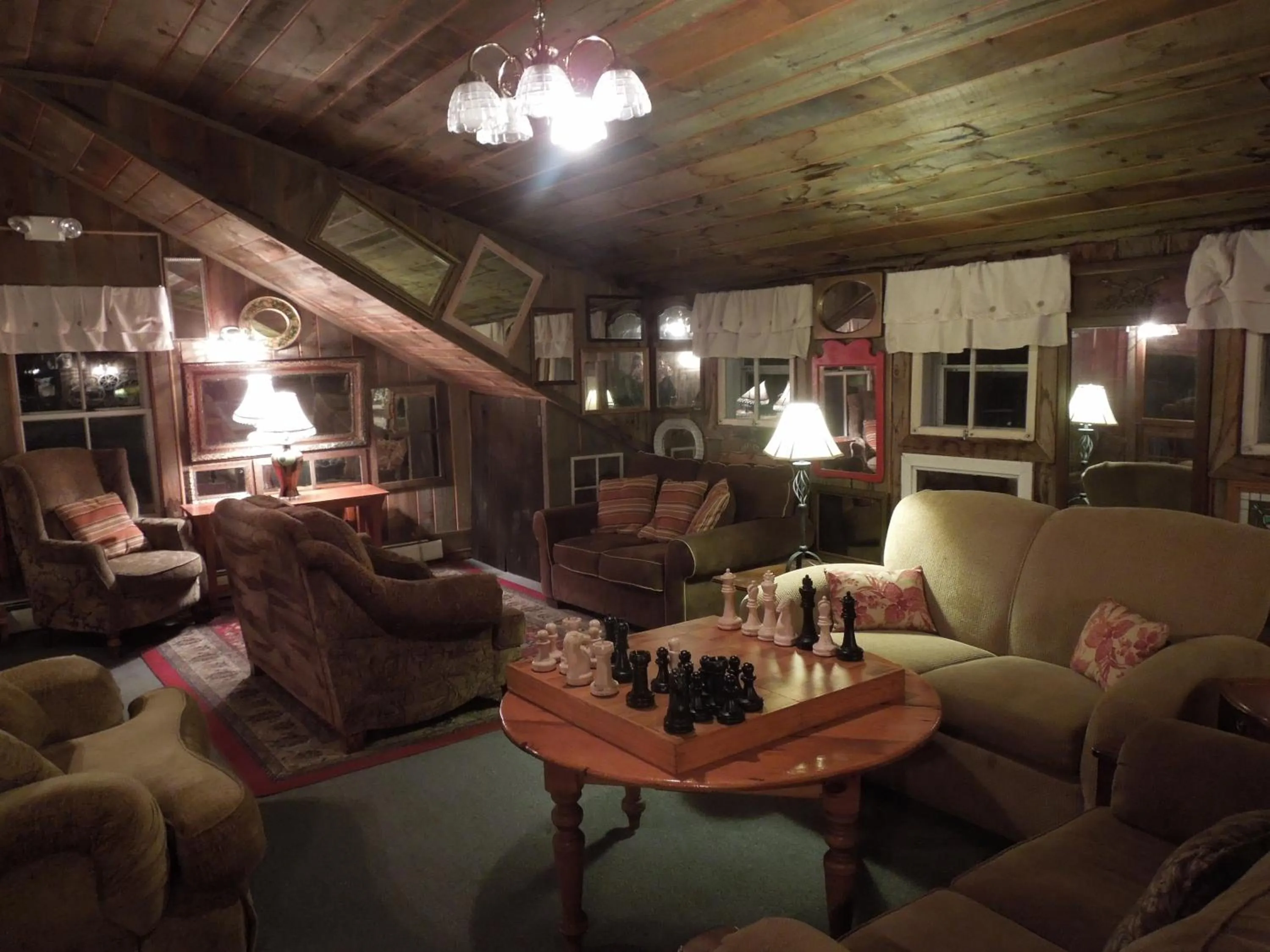 Communal lounge/ TV room in Wildcat Inn and Tavern