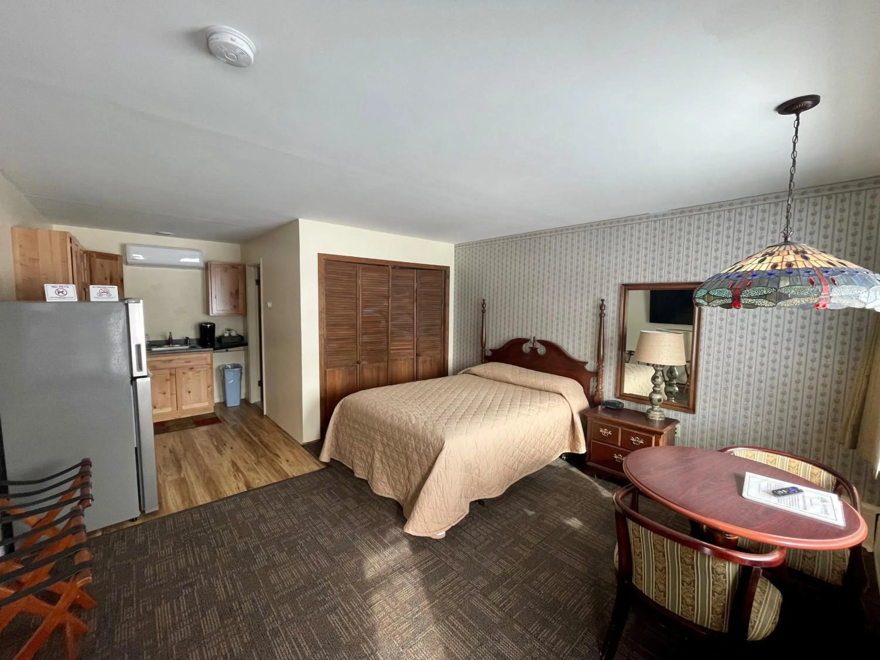 Kitchen or kitchenette, Bed in Sara Placid Inn & Suites