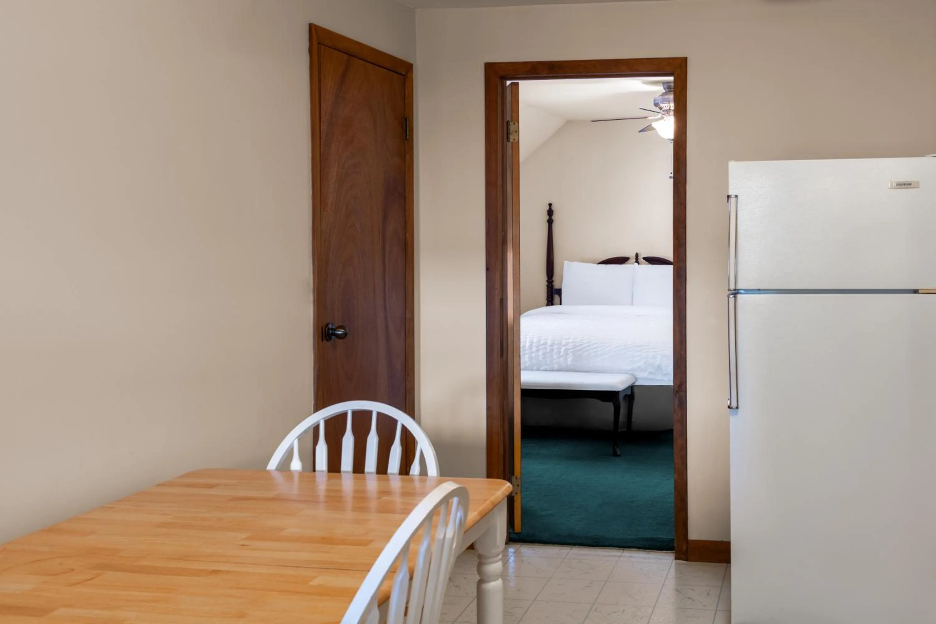 Dining area, Bed in Sara Placid Inn & Suites